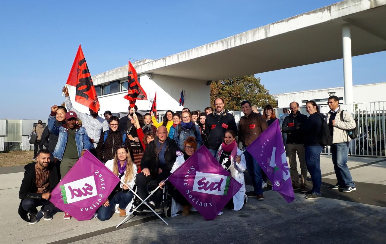 <b></b> Provins, ce mardi matin. Une trentaine de manifestants du syndicat Sud-Solidaires se sont réunis devant le lycée Les Pannevelles.