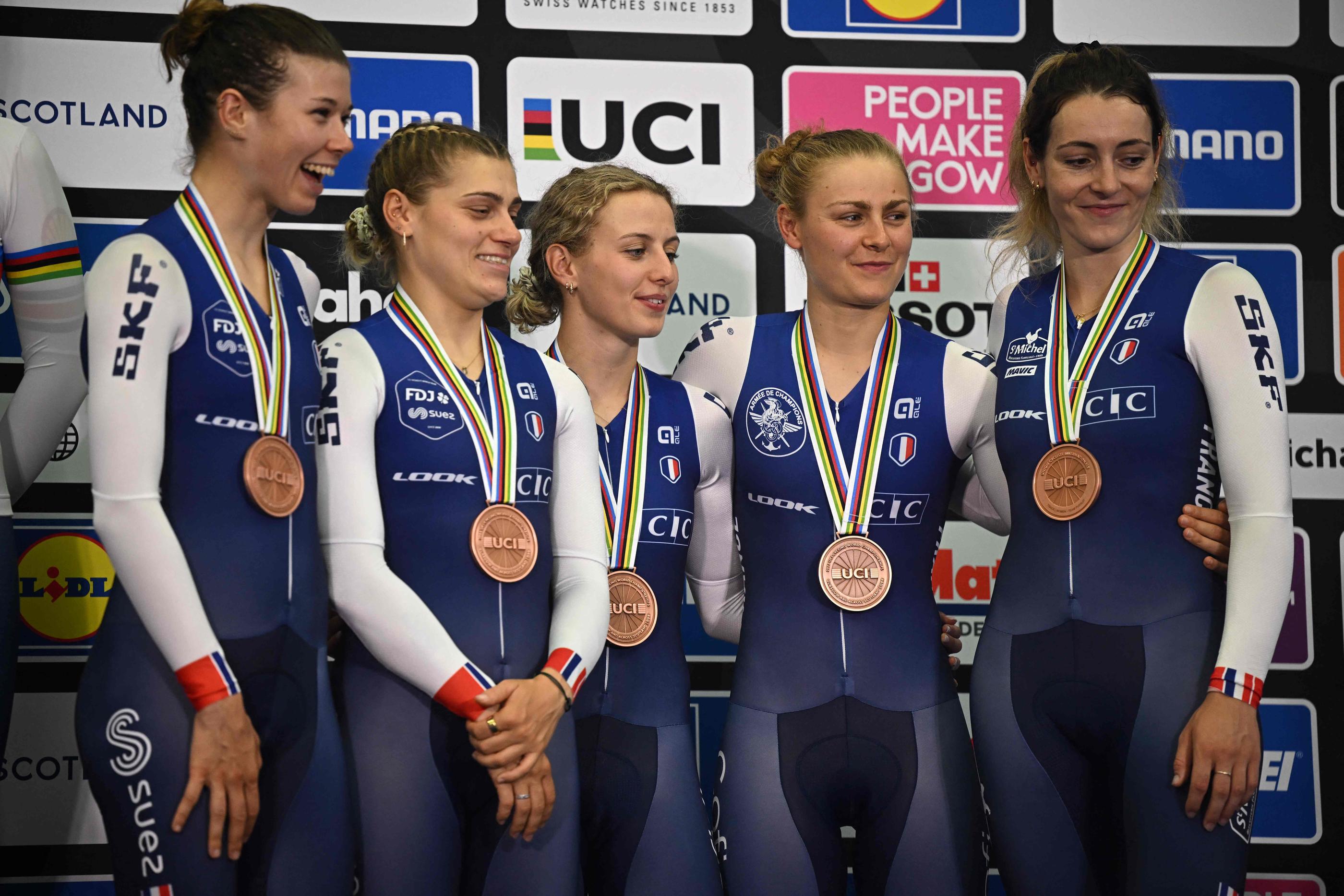 Les Françaises ont savouré leur podium. (Photo Oli SCARFF / AFP)