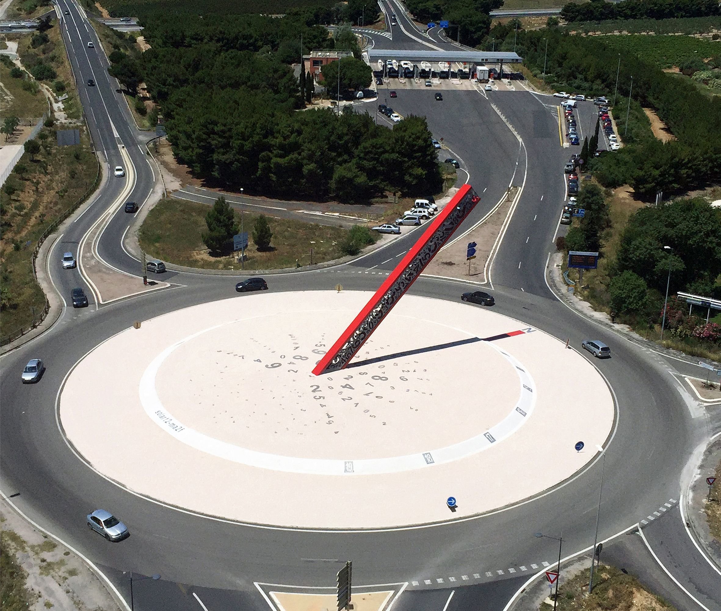 L'œuvre « Solart2 » a été installée sur un rond point de l'entrée nord de Perpignan en 2014 (ci-dessus). Vandalisée cinq ans plus tard par les Gilets jaunes puis démontée, elle ne sera pas réinstallée. MA2F
