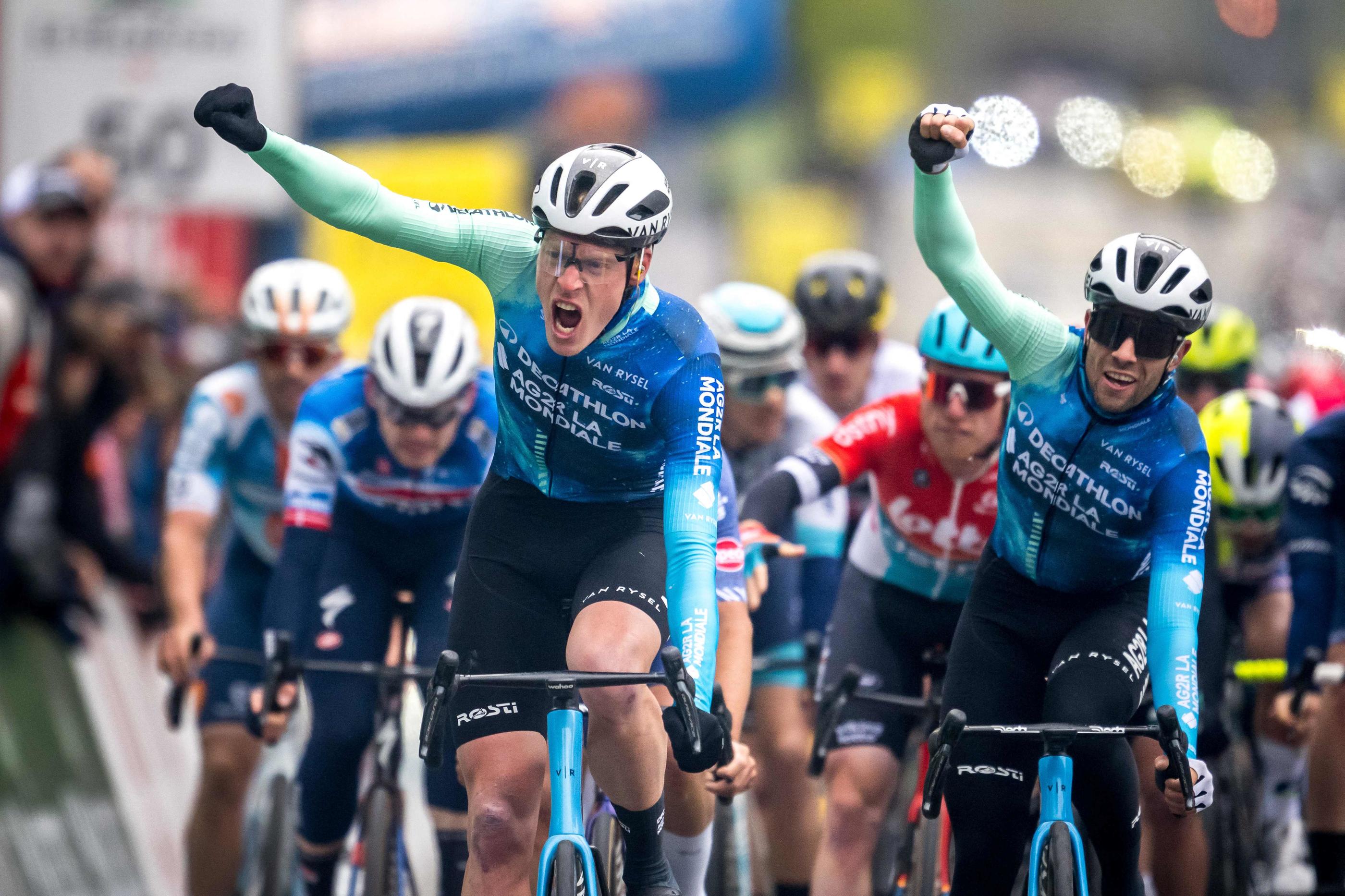Dorion Godon coupe la ligne et remporte au Tour de Romandie la 11e victoire de la saison d'AG2R-Decathlon (Photo Fabrice COFFRINI / AFP)