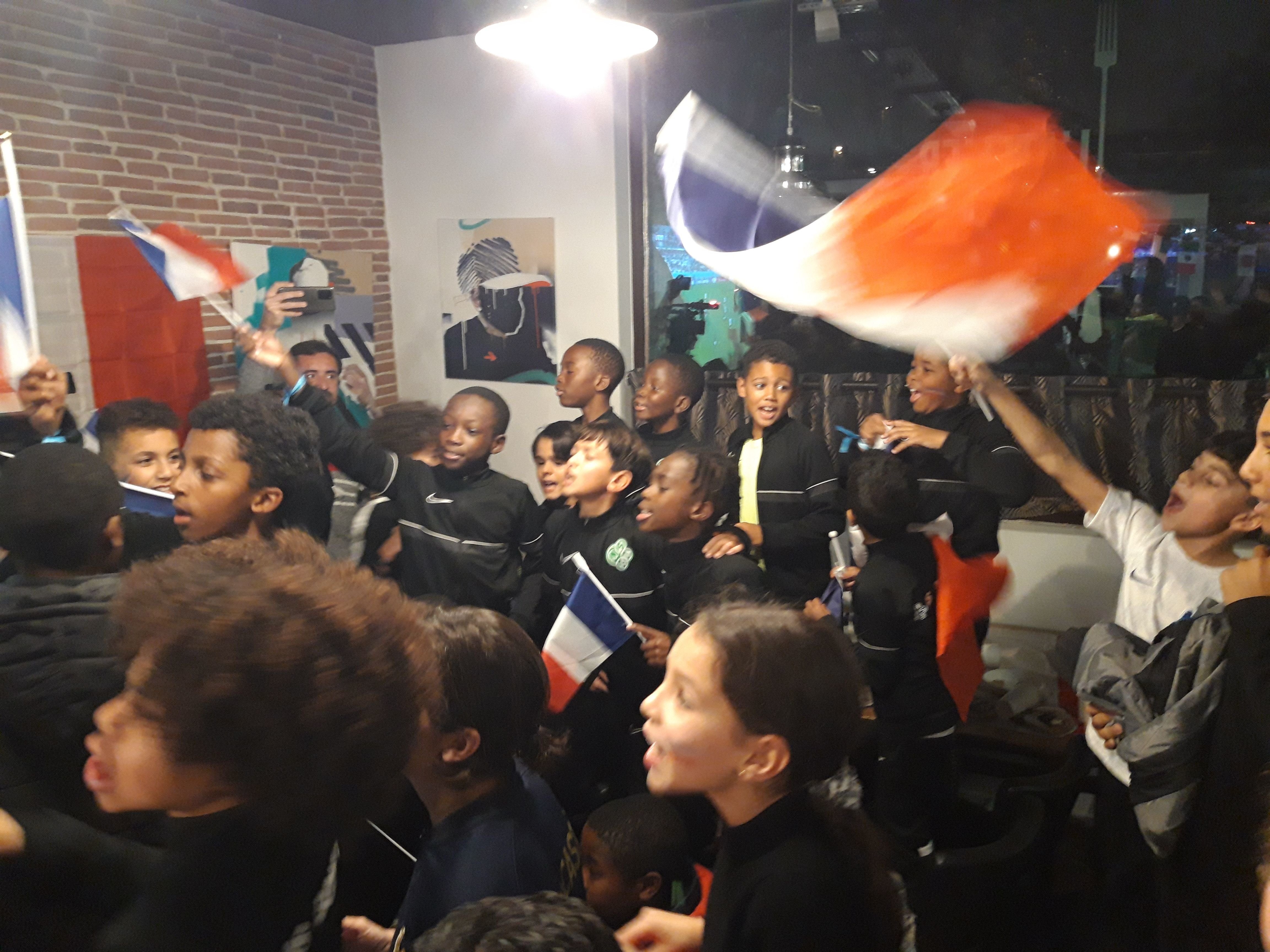 Bondy (Seine-Saint-Denis), dimanche 4 décembre. Les jeunes supporters ont mis une ambiance de folie lors du match France-Pologne. LP/Nathalie Revenu