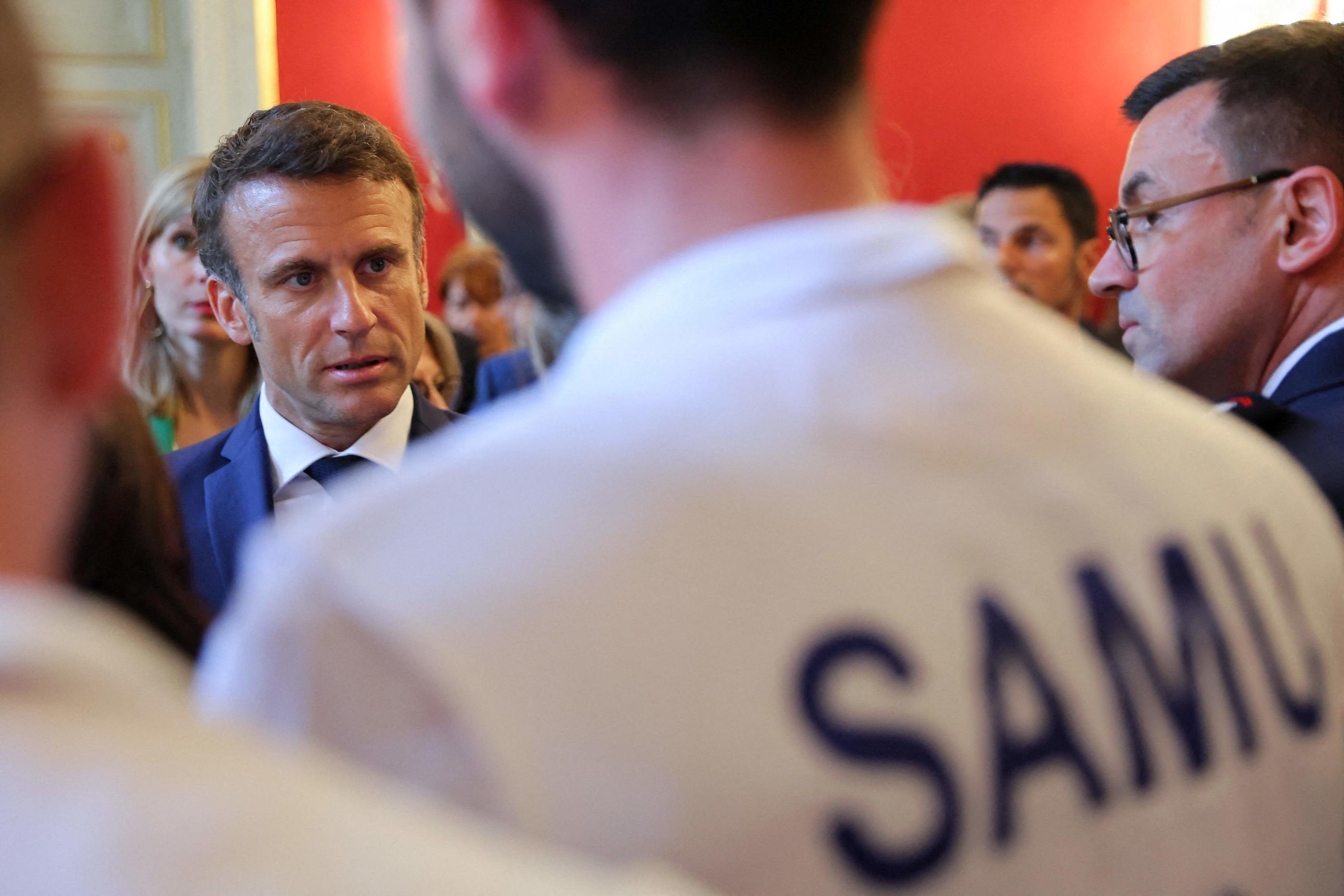 Emmanuel Macron rencontre les secours à la préfecture de Haute-Savoie, au lendemain de l'attaque à Annecy, le 9 juin 2023. AFP/Denis Balibouse