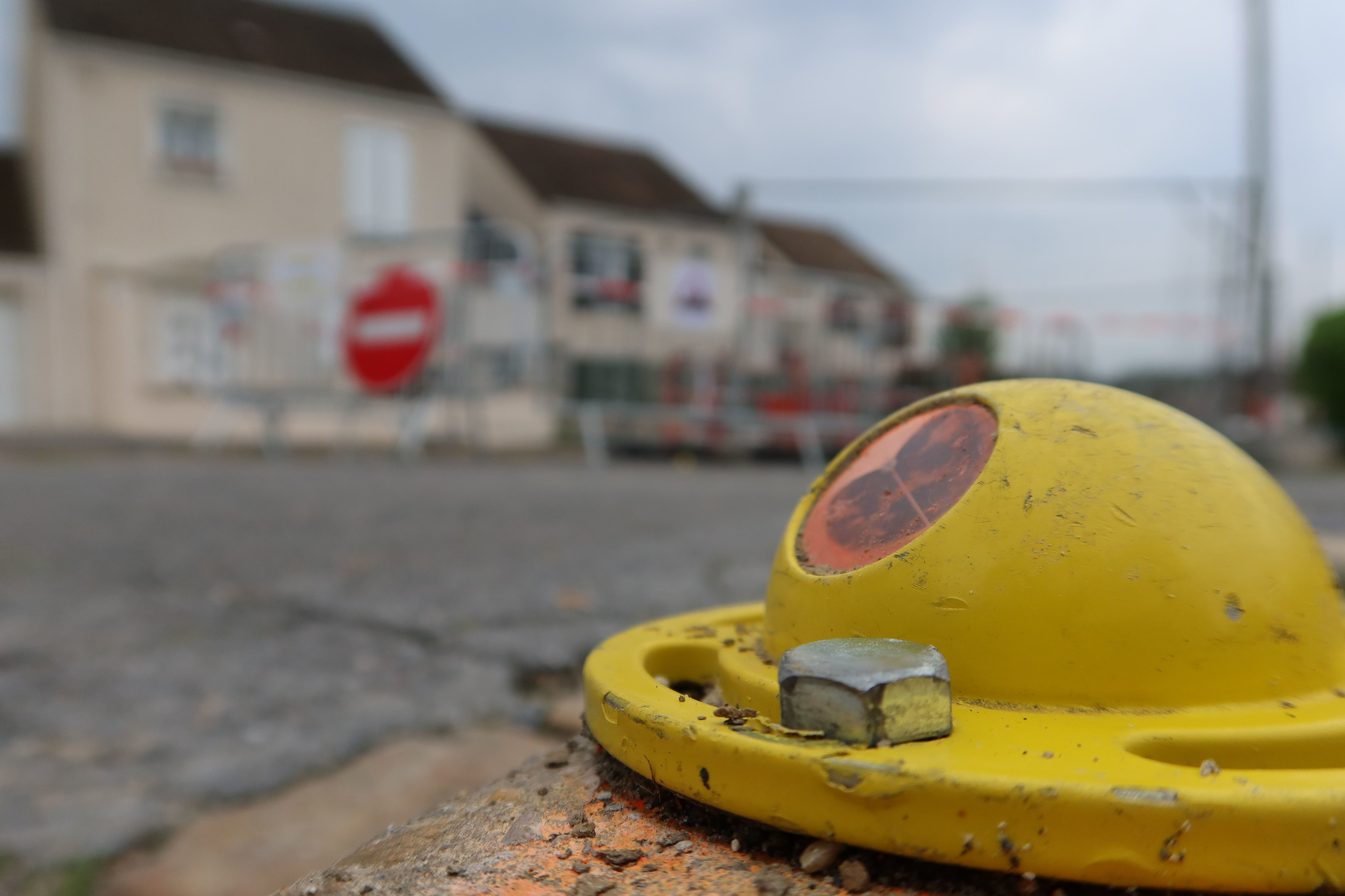 Crégy-lès-Meaux, le 24 avril. Des capteurs infrarouges ont été placés sur la chaussée et les maisons de la rue Roger-Salengro pour détecter d'éventuels mouvements du sol. Un trou béant de 10 mètres est apparu dans cette artère en juin 2022.