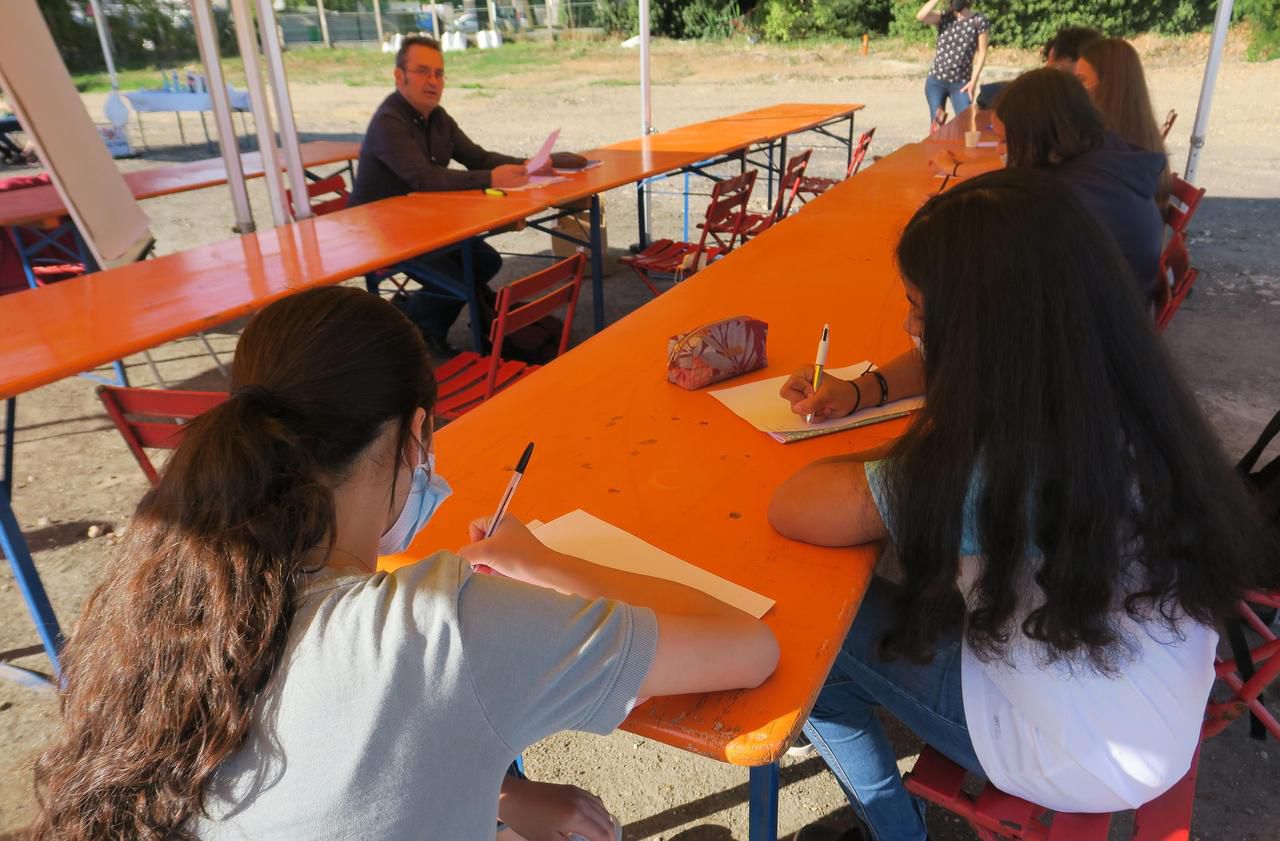 Back to school at Bagneux: an outdoor class for six students without assignment