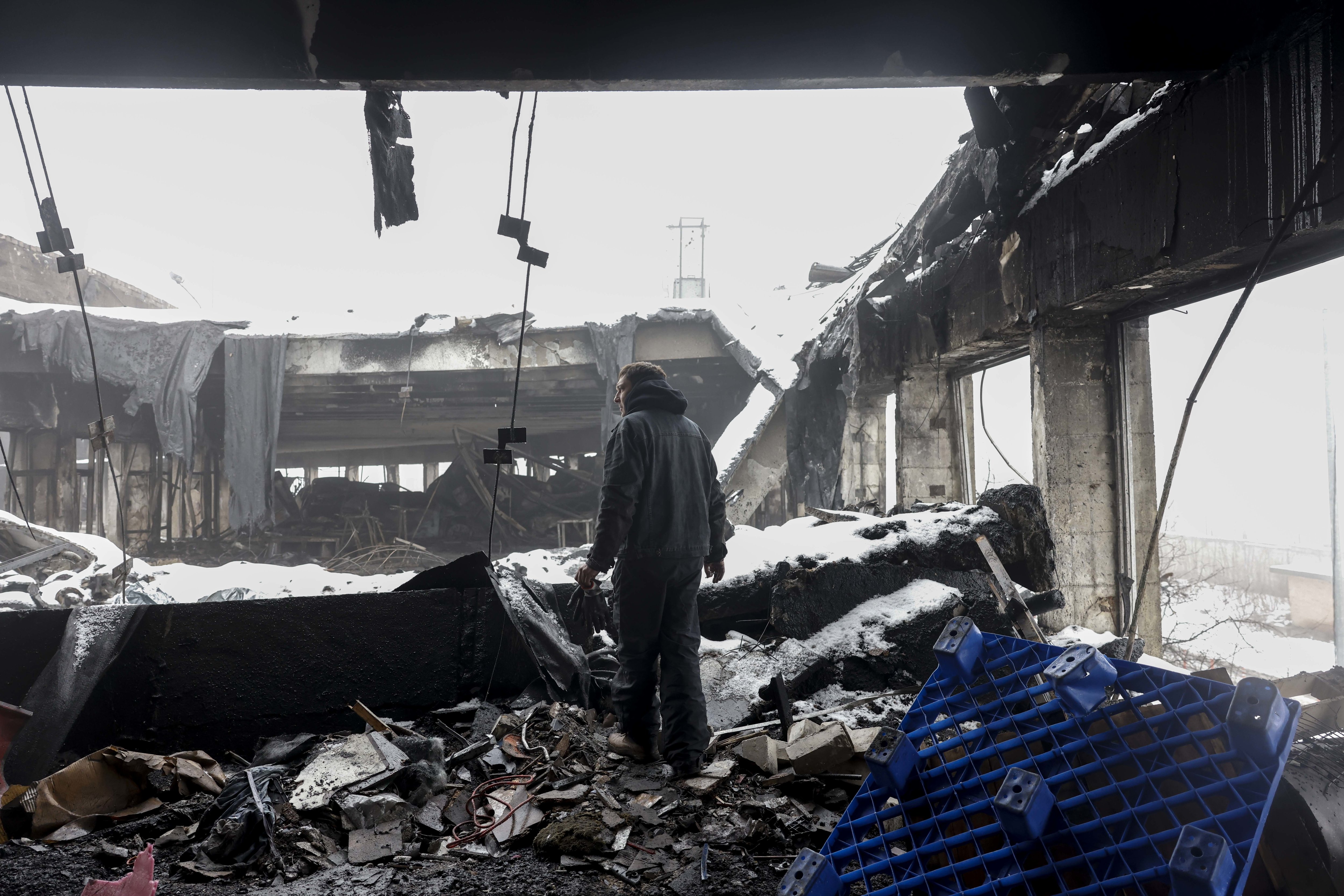 Dans les décombres du garage où il travaillait, à Kiev, Serguii tente de sauver ce qu'il peut le 11 février. Il y a des bombardements chaque semaine dans la capitale ukrainienne. LP/Olivier Corsan