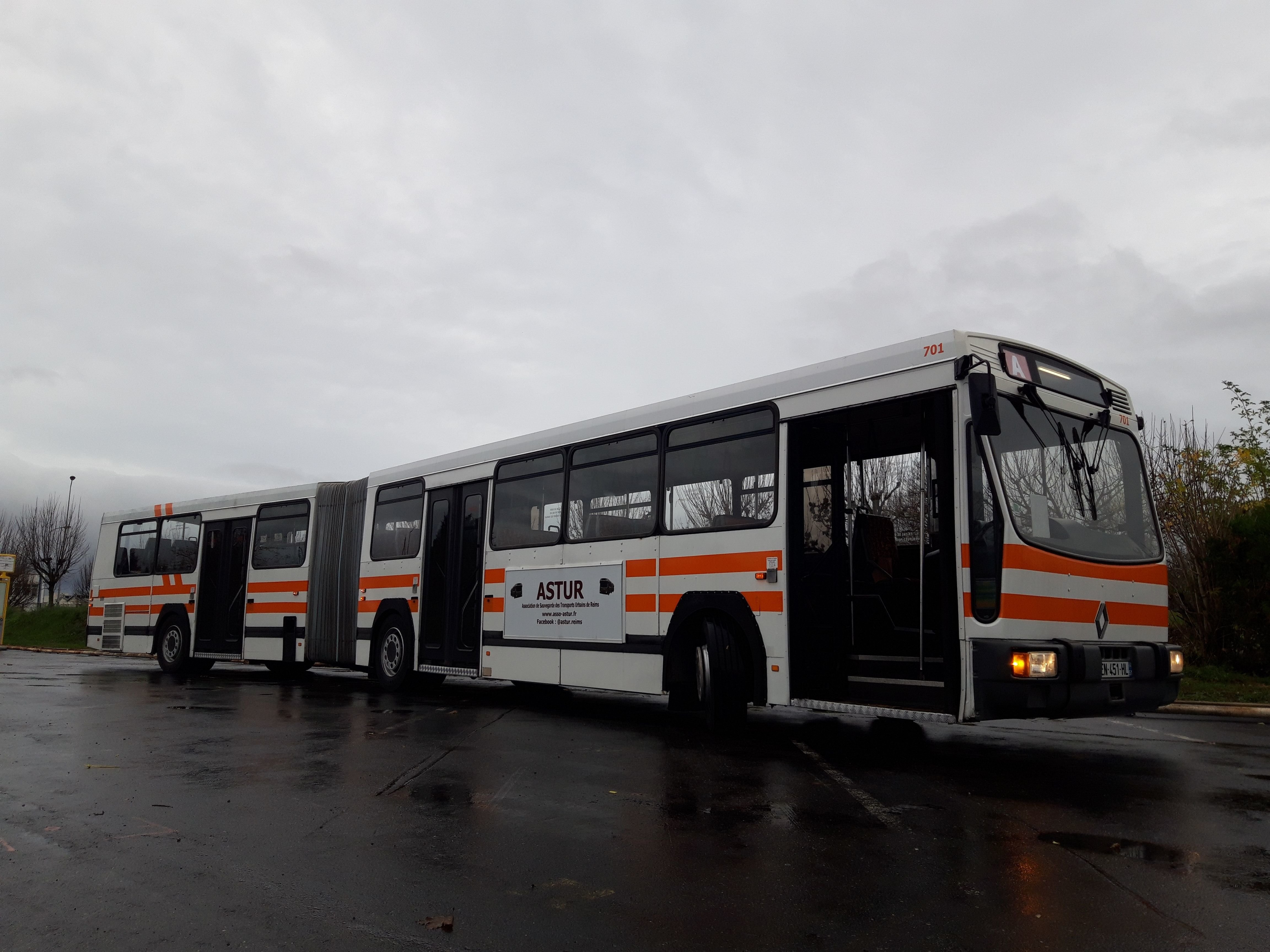 Peril En Jaune Et Noir Mots Croises Une cagnotte lancée pour sauver un vieux bus de Reims - Le Parisien
