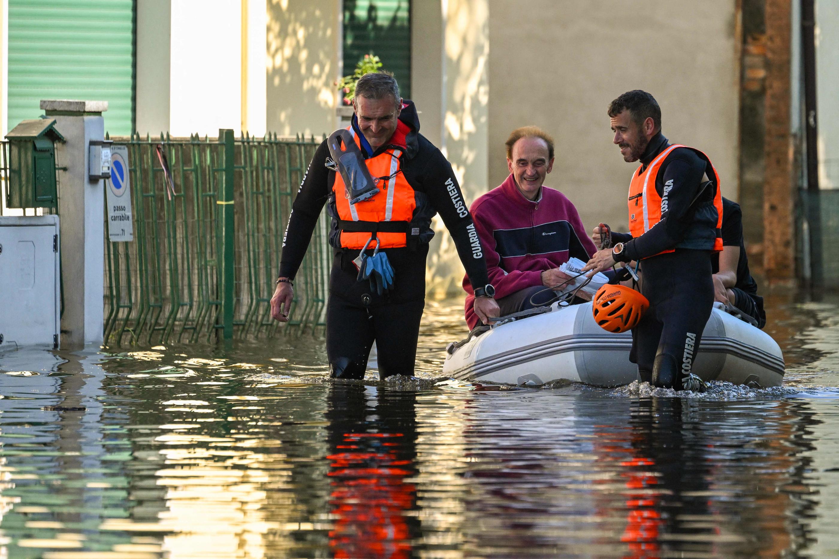 Des sauveteurs évacuent un sinistré dans une rue inondée de Conselice, près de Ravenne, ce dimanche, après les intempéries meurtrières qui ont frappé l'Emilie-Romagne dans le nord-ouest de l'Italie. AFP/Andreas Solaro