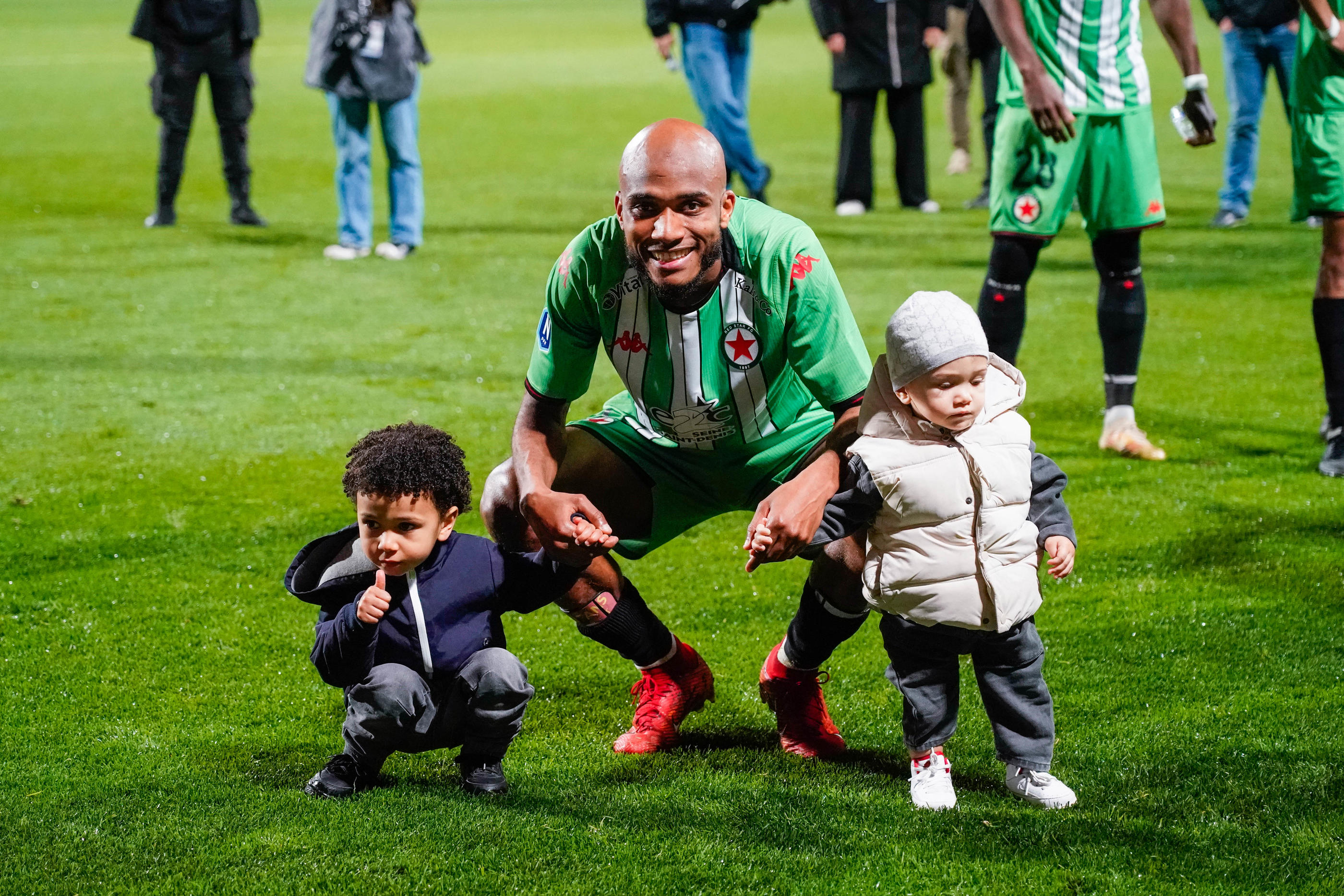 Fred Dembi, le milieu de terrain du Red Star, ici le 5 avril après le match contre Niort, est heureux de partager les émotions de cette saison «avec ses enfants».  Icon Sport/Hervé Bellenger