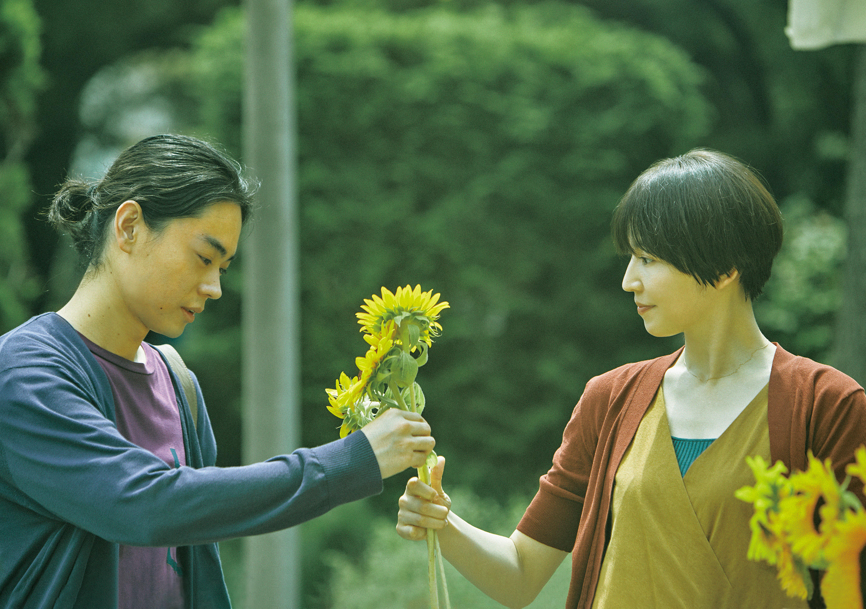 « N’oublie pas les Fleurs », réalisé par Genki Kawamura avec Masaki Suda (à g.) et Mieko Harada (à dr.), sort en salles ce mercredi. “A hundred flowers” Film Partners
