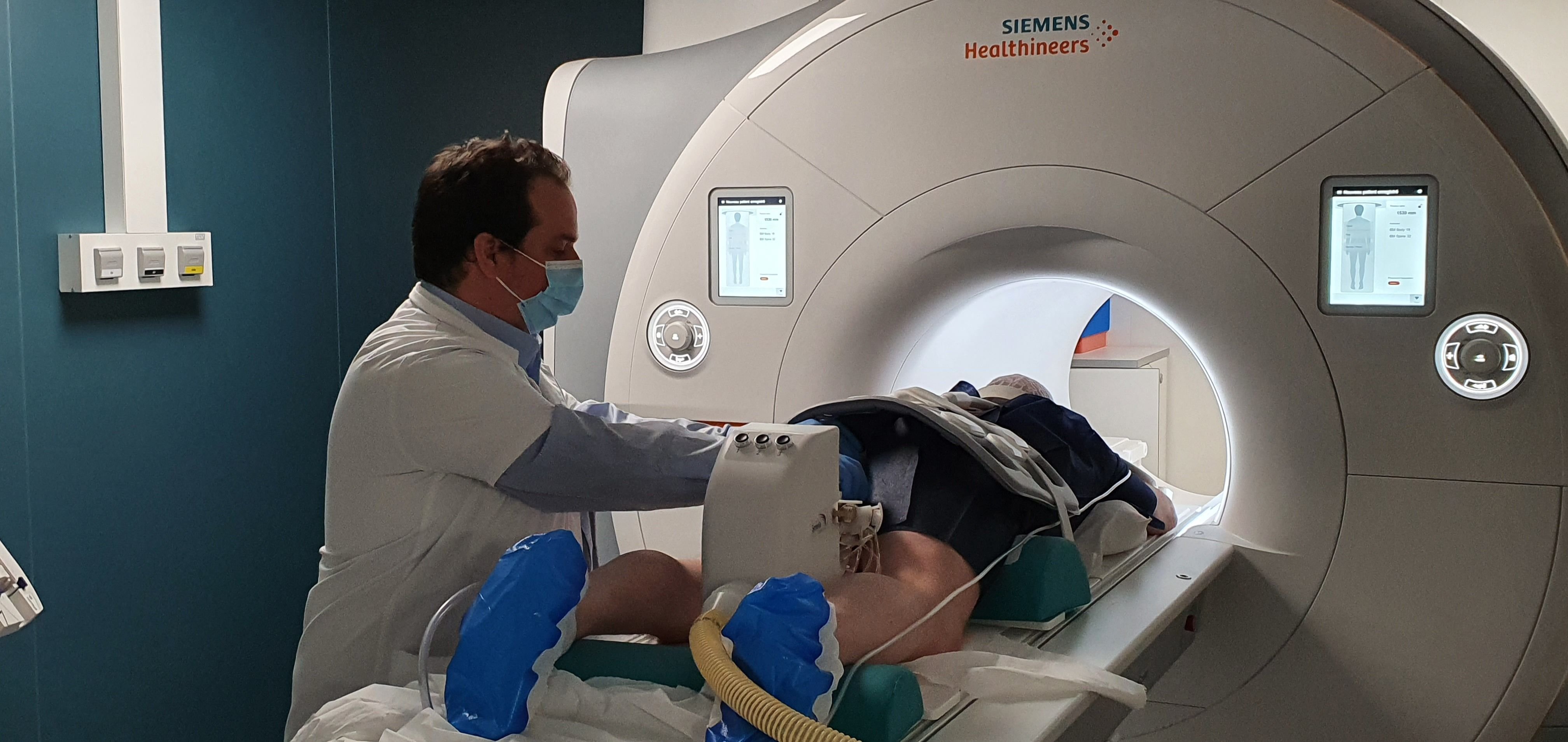 Le radiologue Alexandre Schull de l'hôpital privé d'Antony est le seul médecin en France à utiliser le robot de l'entreprise Soteria, qui permet de cibler directement le cancer en faisant une biopsie sous IRM. DR