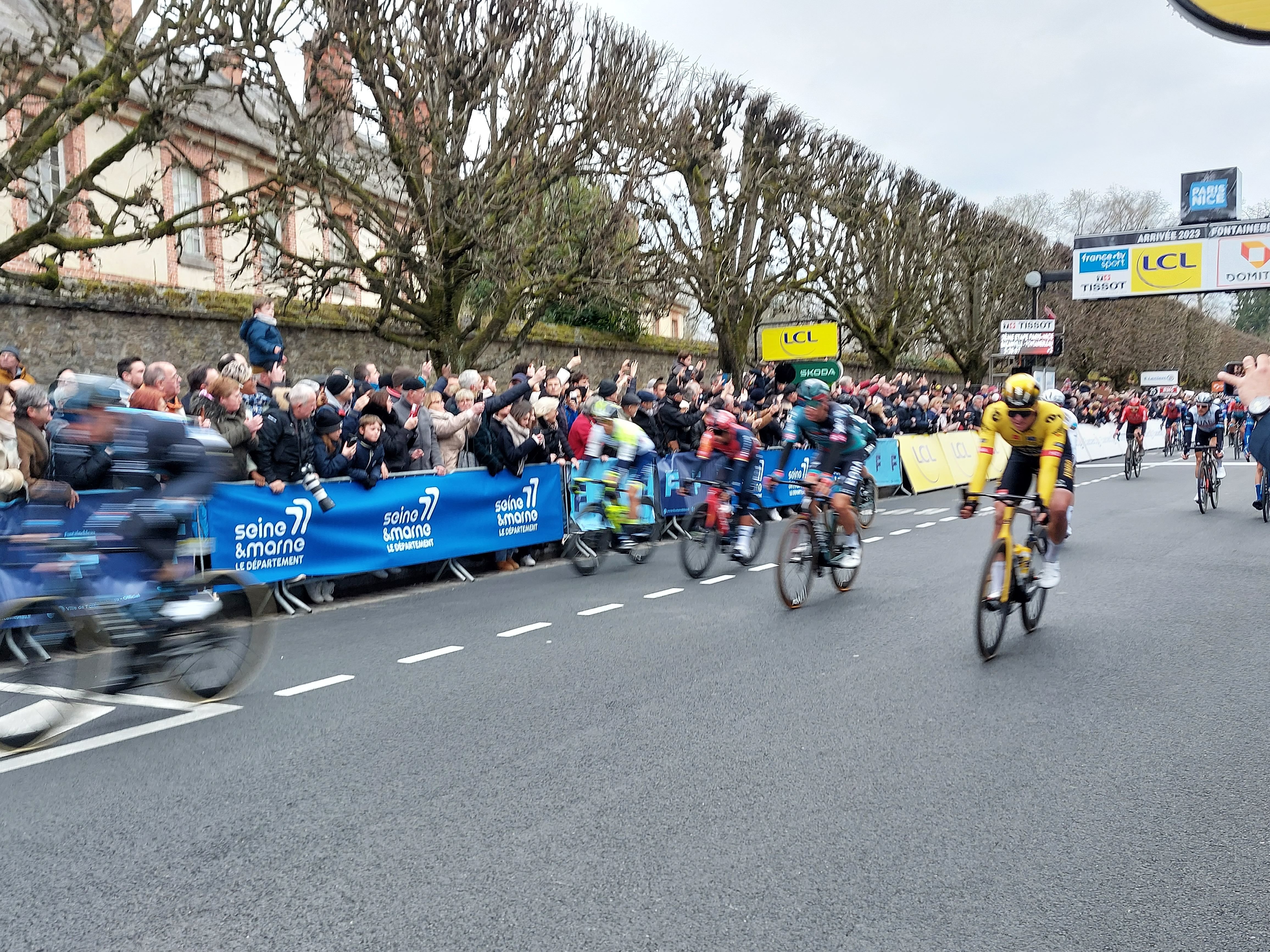 Fontainebleau, le 6 mars. Le public a sorti les téléphones pour immortaliser cette arrivée de la 2e étape du Paris-Nice. LP/Faustine Léo