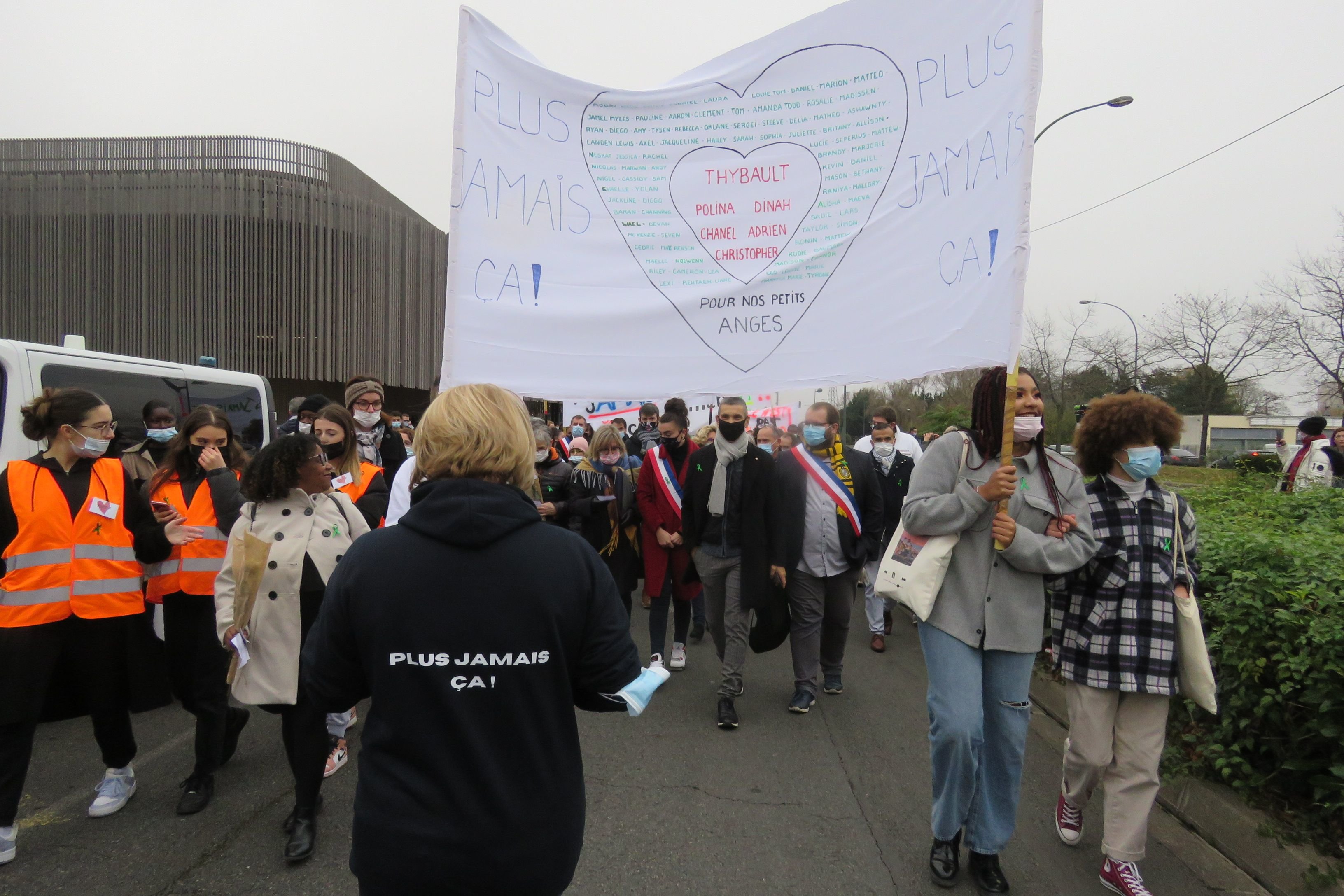 Corbeil-Essonnes, le samedi 20 novembre 2021. Près de 150 personnes se sont réunies devant le lycée Doisneau pour dénoncer le harcèlement scolaire. LP/Nolwenn Cosson