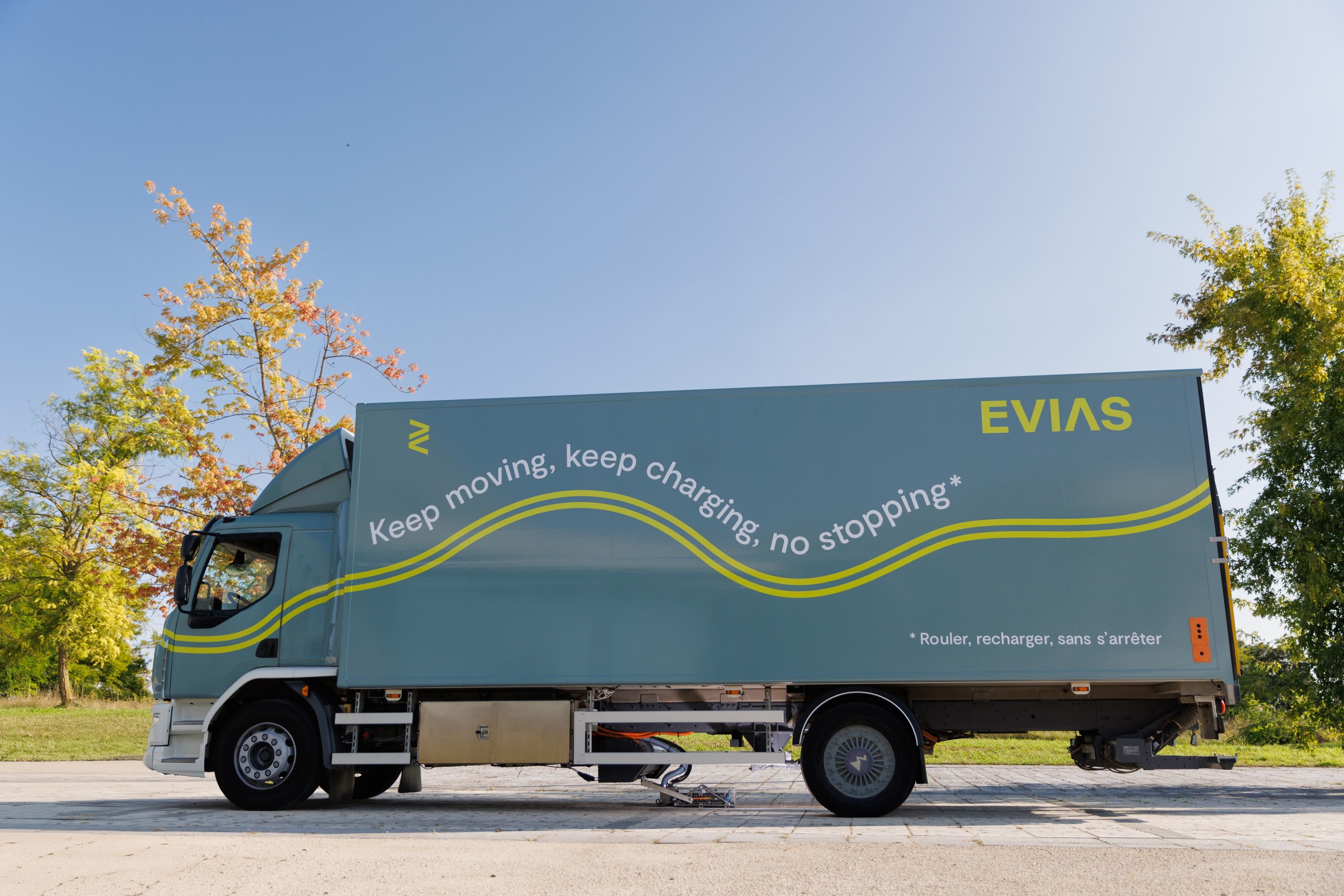 Evias expérimente actuellement à l'Université de Technologie de Troyes (Aube) un dispositif de recharge électrique pour poids-lourds sur la route. DR