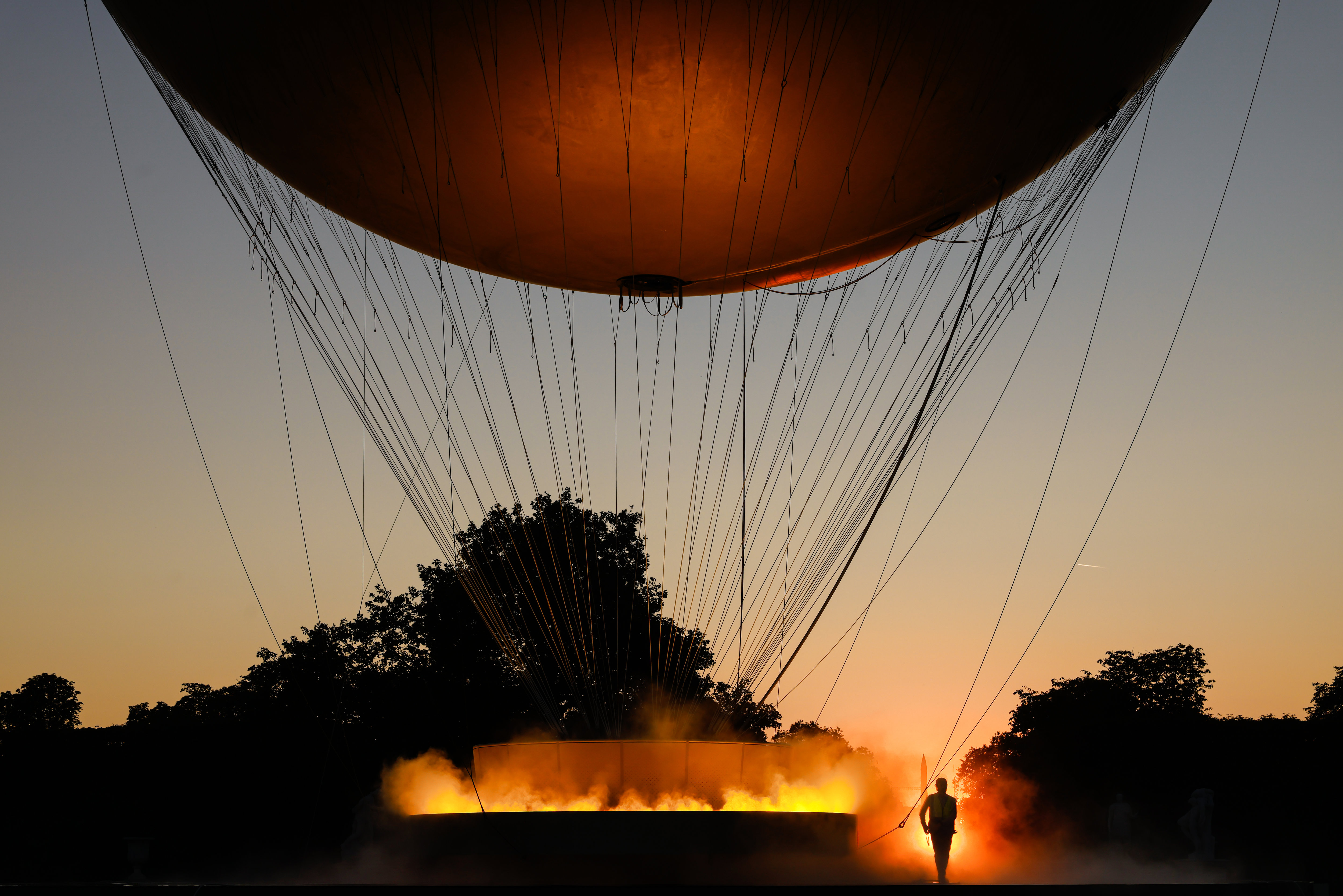 Jardin des Tuileries, Paris (Ier), 5 août 2024. Tous les soirs, en fonction de la météo, la vasque olympique dessinée par Mathieu Lehanneur s'élevait dans les airs. LP/Olivier Corsan