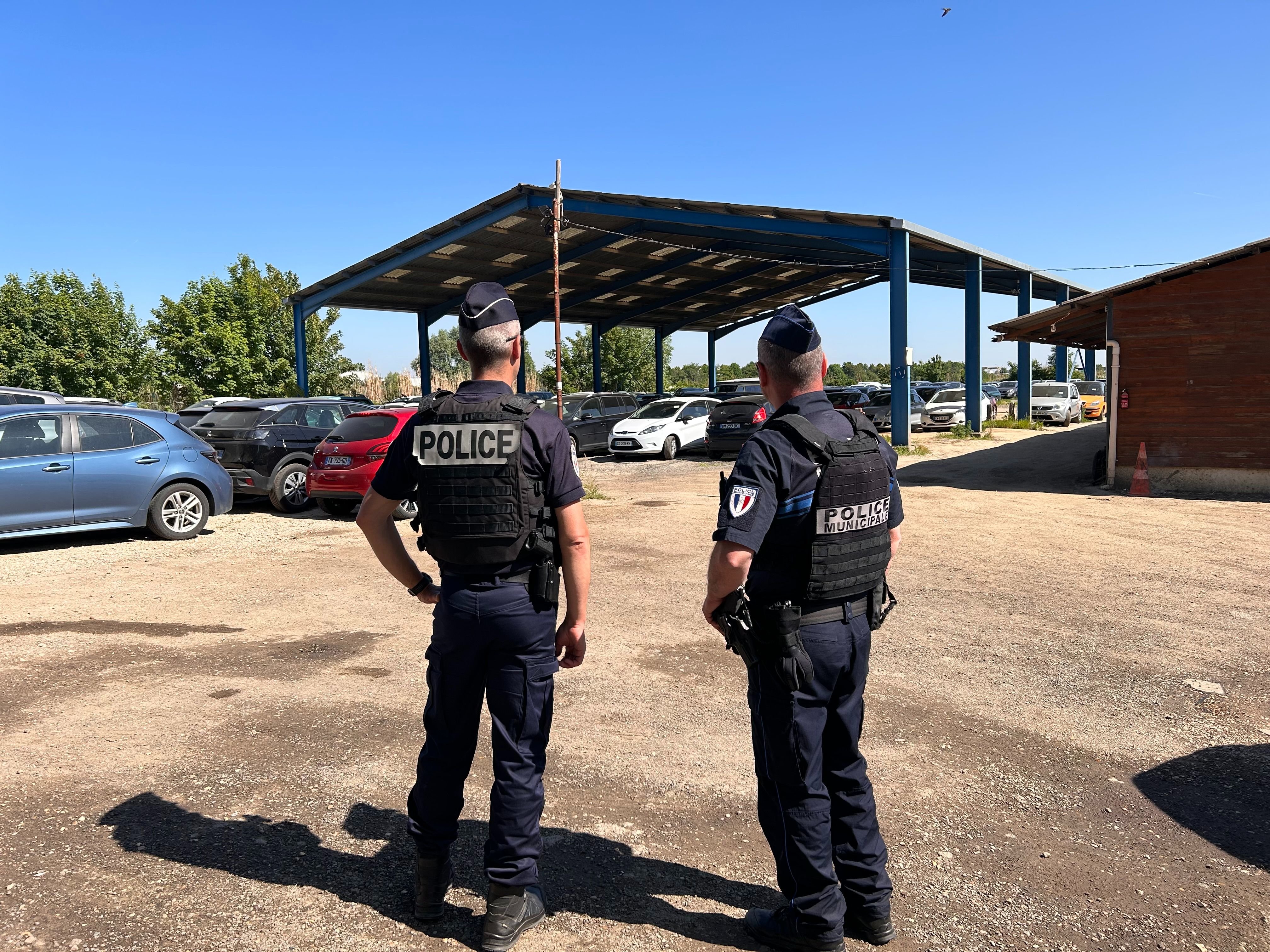 Chilly-Mazarin (Essonne), ce mercredi 31 mai. Les policiers évacuent le parking "Parkev", créé illégalement sur un terrain de la ville, à destination des usagers de l'aéroport d'Orly. DR