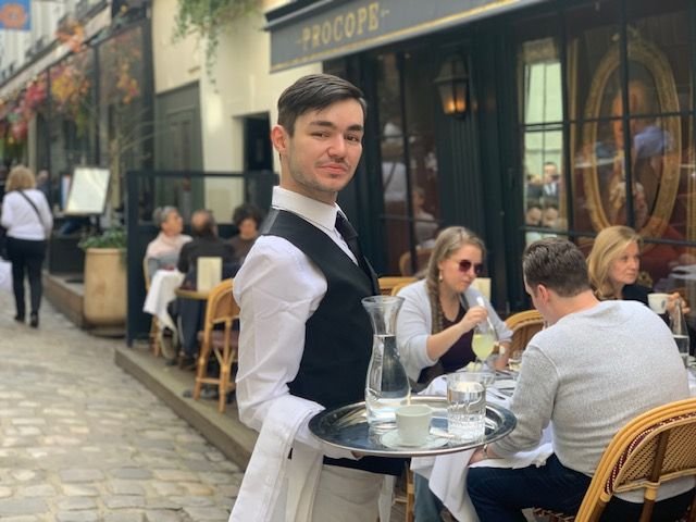 Nathan Kaidi, 23 ans, serveur au Procope, à Saint-Germain-des-Prés (VIe), s'entraîne depuis trois semaines pour la mythique course des cafés. DR