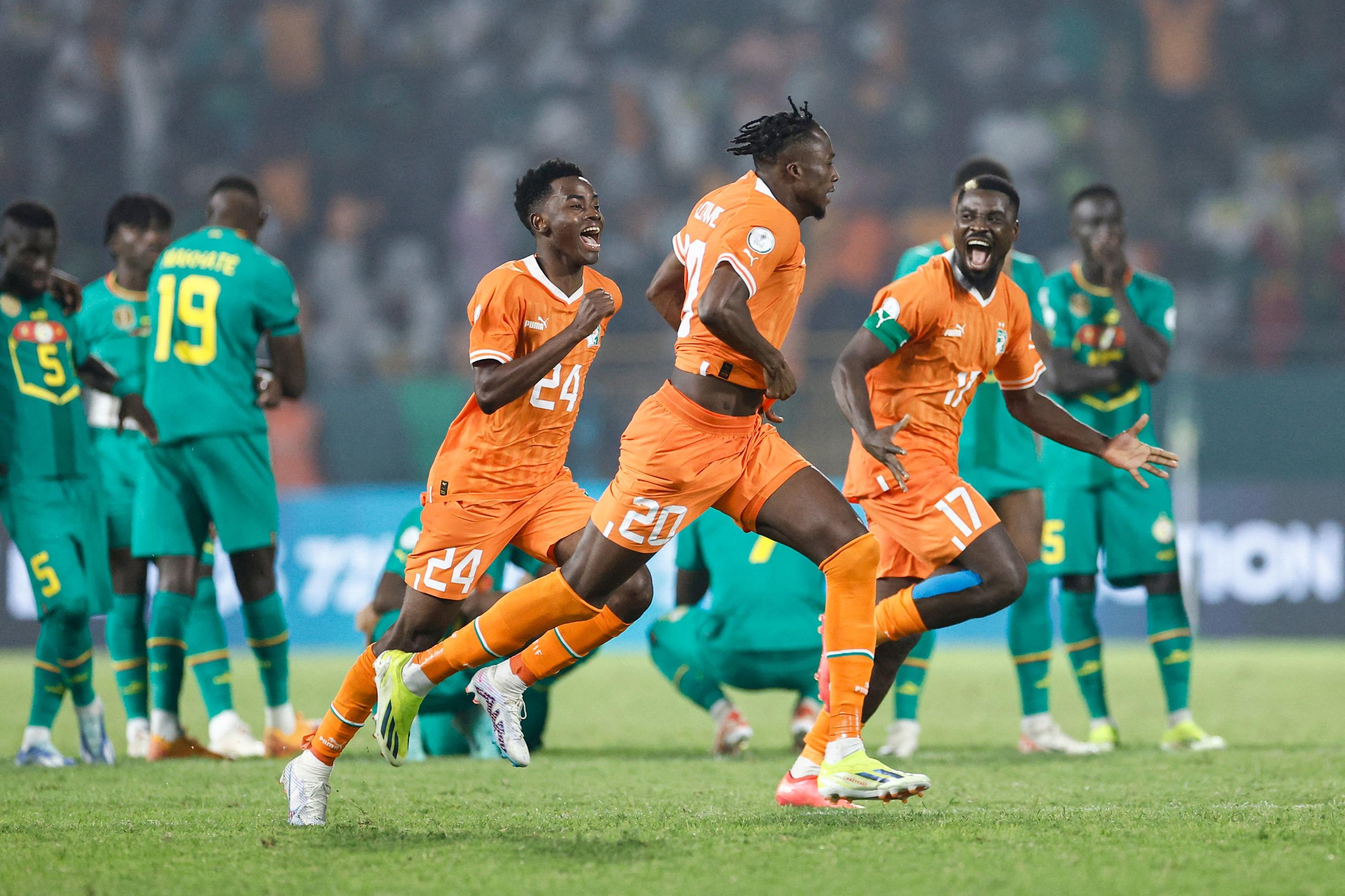 Christian Kouamé, Simon Adingra et Serge Aurier célèbrent la qualification de la Côte d'Ivoire. (Kenzo Tribouillard/AFP)