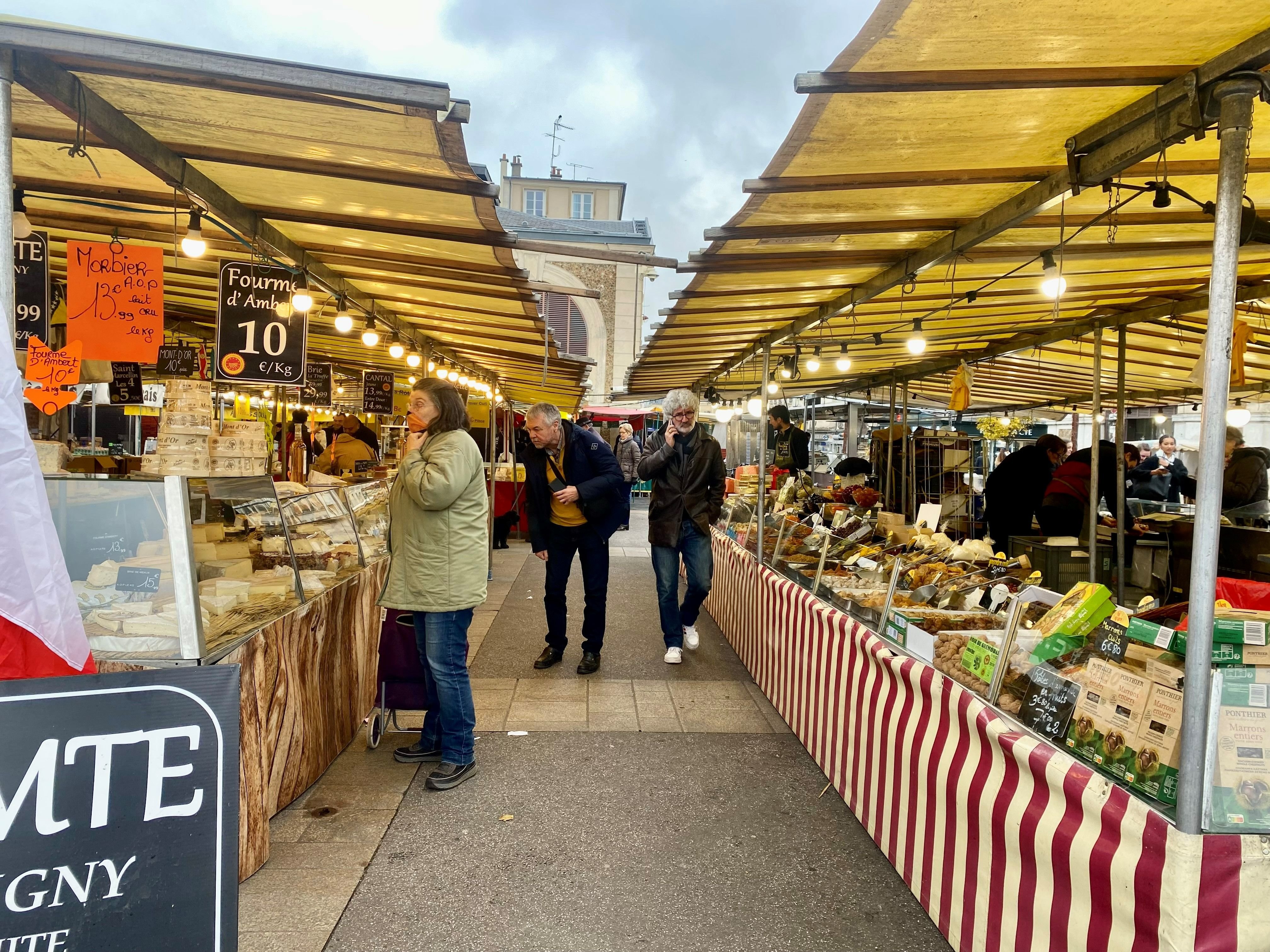 Versailles (Yvelines), le 29 novembre. Sur le marché Notre-Dame, les clients peuvent trouver des produits locaux et de qualité bien moins chers qu'à Paris, notamment. LP/Inès Chaïeb