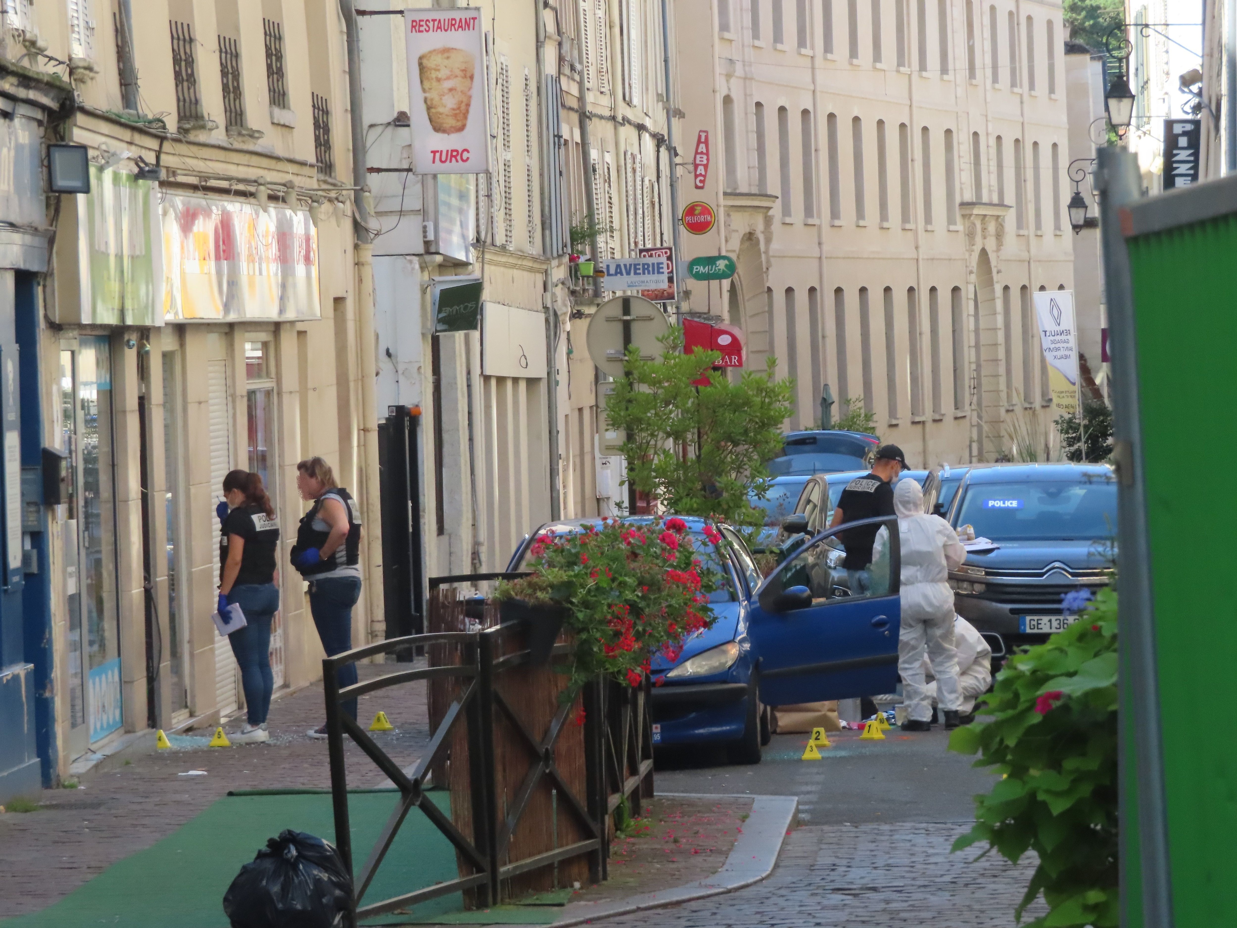 Meaux (Seine-et-Marne), ce lundi 4 septembre 2023. Un homme de 24 ans a été visé par des coups de feu à l'angle de la rue des Ursulines et de la rue Saint-Rémy, dans le centre-ville historique. LP/Guénaèle Calant