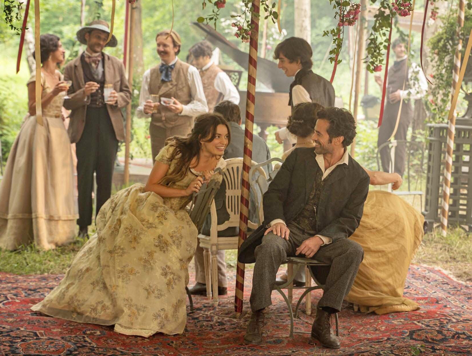 Emma Mackey et Romain Duris dans « Eiffel », portrait très romantique de l'ingénieur de génie. M6 Films