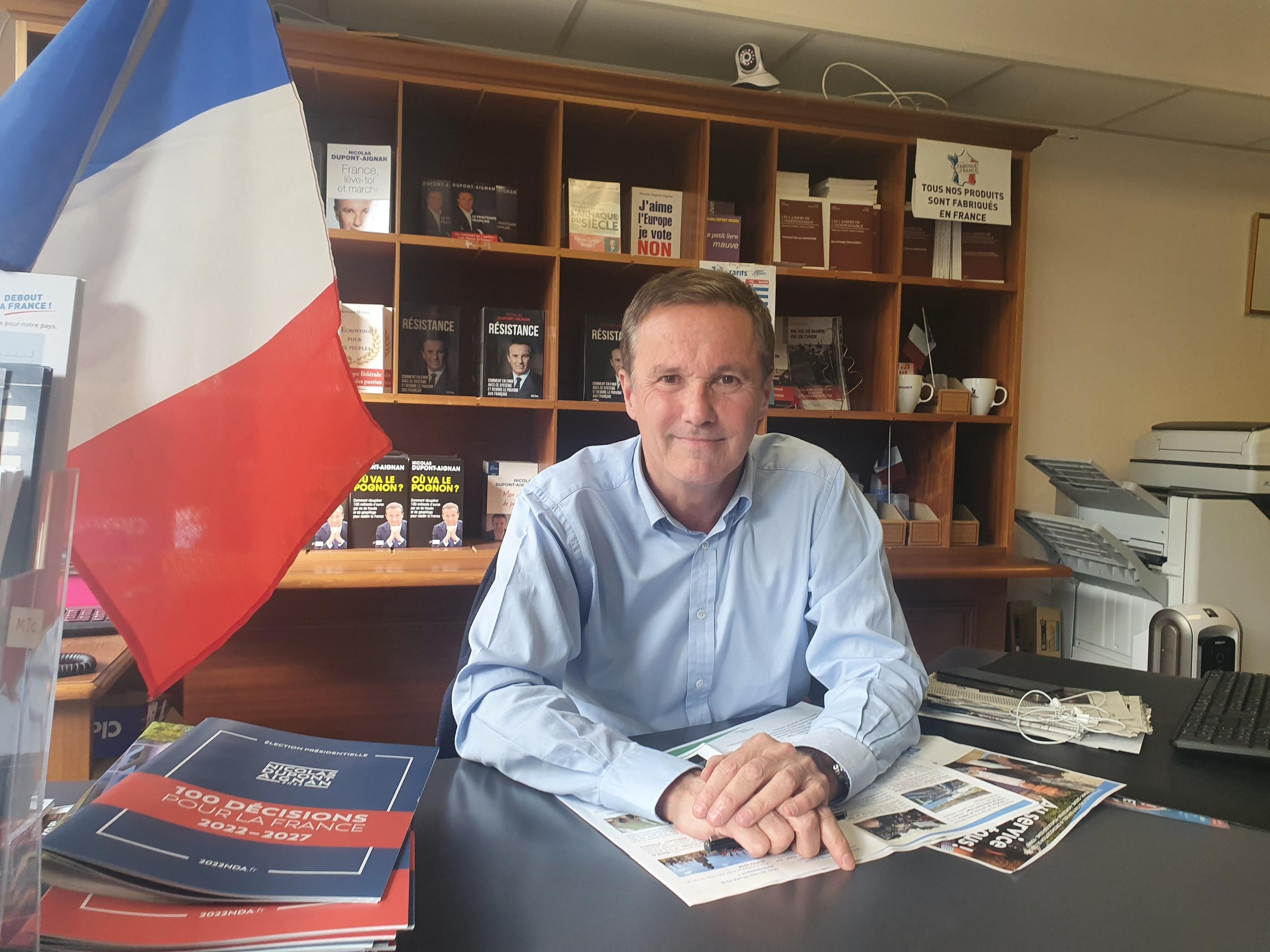 Yerres, le 3 mai. Nicolas Dupont-Aignan, ici au siège de sa permanence, vise un 6e mandat de député dans la 8e circonscription de l'Essonne. LP/Romain Chiron