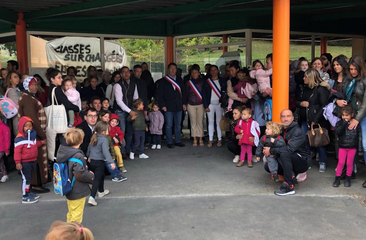 <b></b> Buc, ce lundi. Une cinquantaine de parents, épaulés par des élus locaux, ont une nouvelle fois manifesté devant l’école maternelle du Pré Saint-Jean. Ils promettent d’autres actions dans les jours à venir.