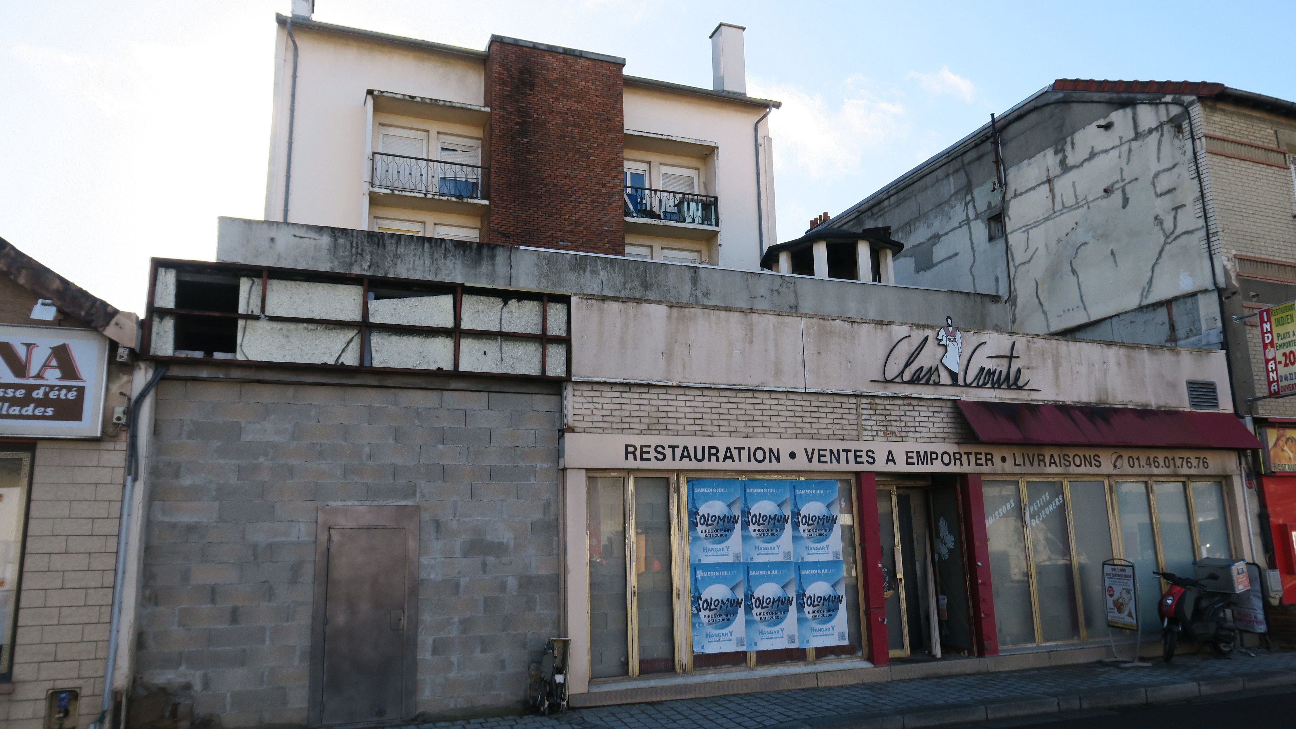 Clamart (Hauts-de-Seine), mardi 24 octobre 2023. L'accès à l'ancien hôtel le Mistral, à l'arrière de la sandwicherie, est muré depuis deux ans. LP/Hendrik Delaire