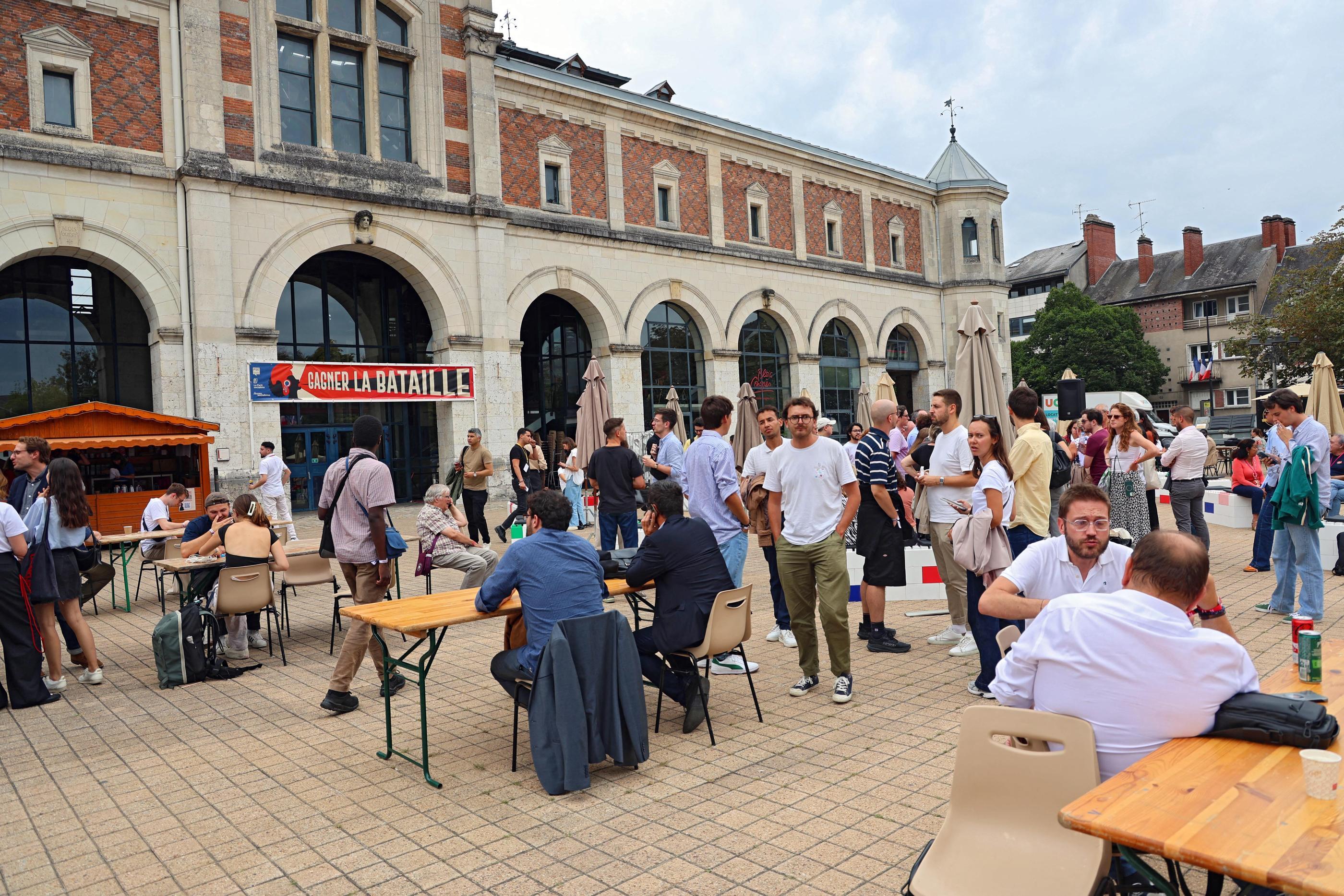 L'université d'été du Parti socialiste s'est ouverte jeudi à Blois, et sur le parvis de la Halle aux Grains les discussions vont bon train, deux jours après un bureau national électrique. PhotoPQR/La Nouvelle République/Jérôme Dutac