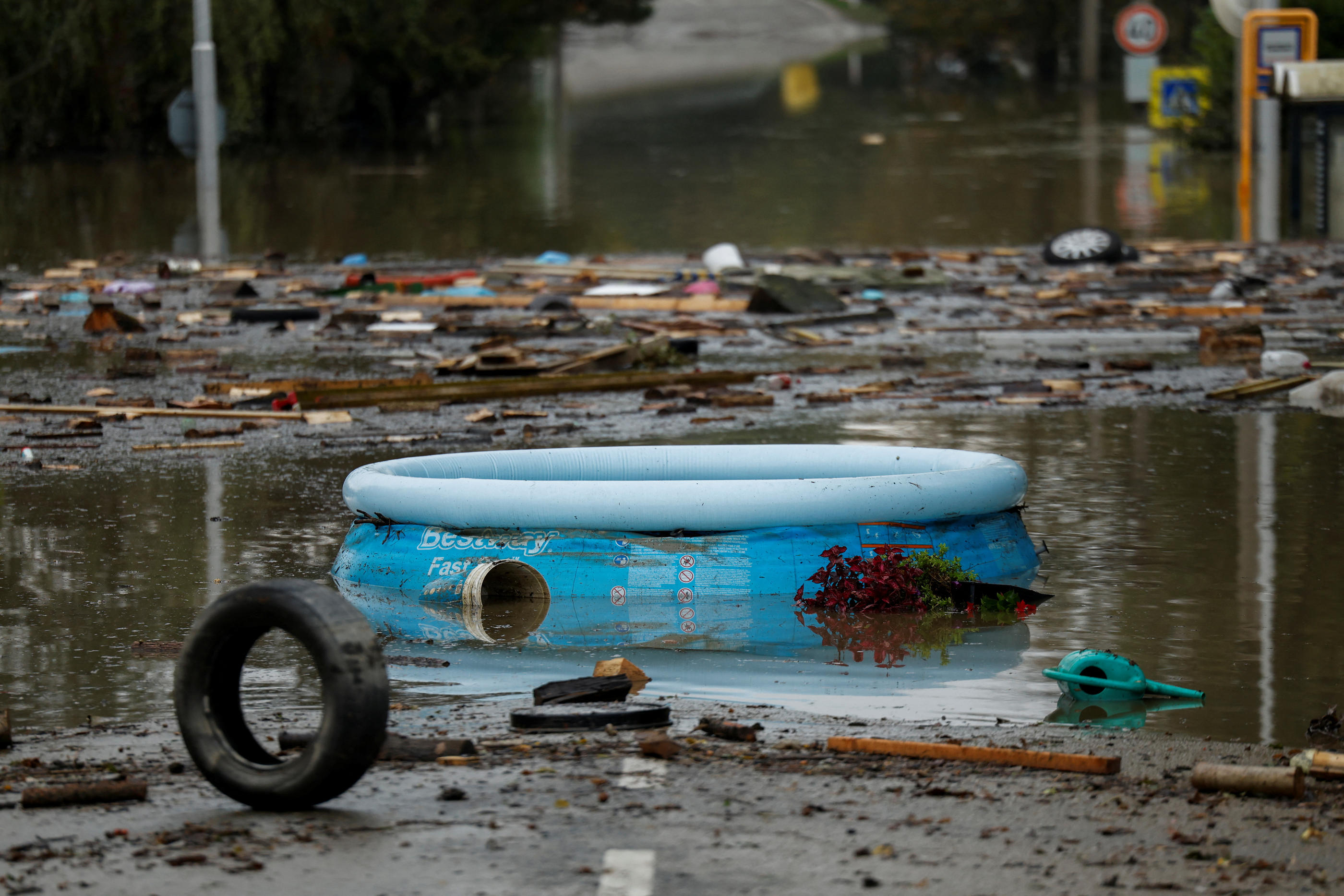 Ostrava (République tchèque), mardi. Cette piscine individuelle se retrouve au milieu de la chaussé parmi d'autres débris. Reuters/David W Cerny