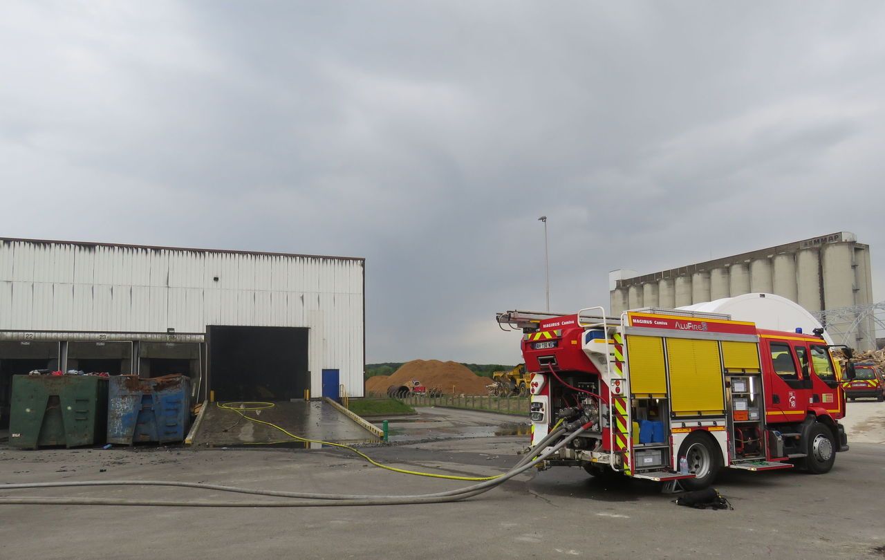 <b>Pont-Sainte-Maxence.</b> Pendant deux jours et demi, les sapeurs-pompiers ont dû maintenir une surveillance sur le site Paprec. 