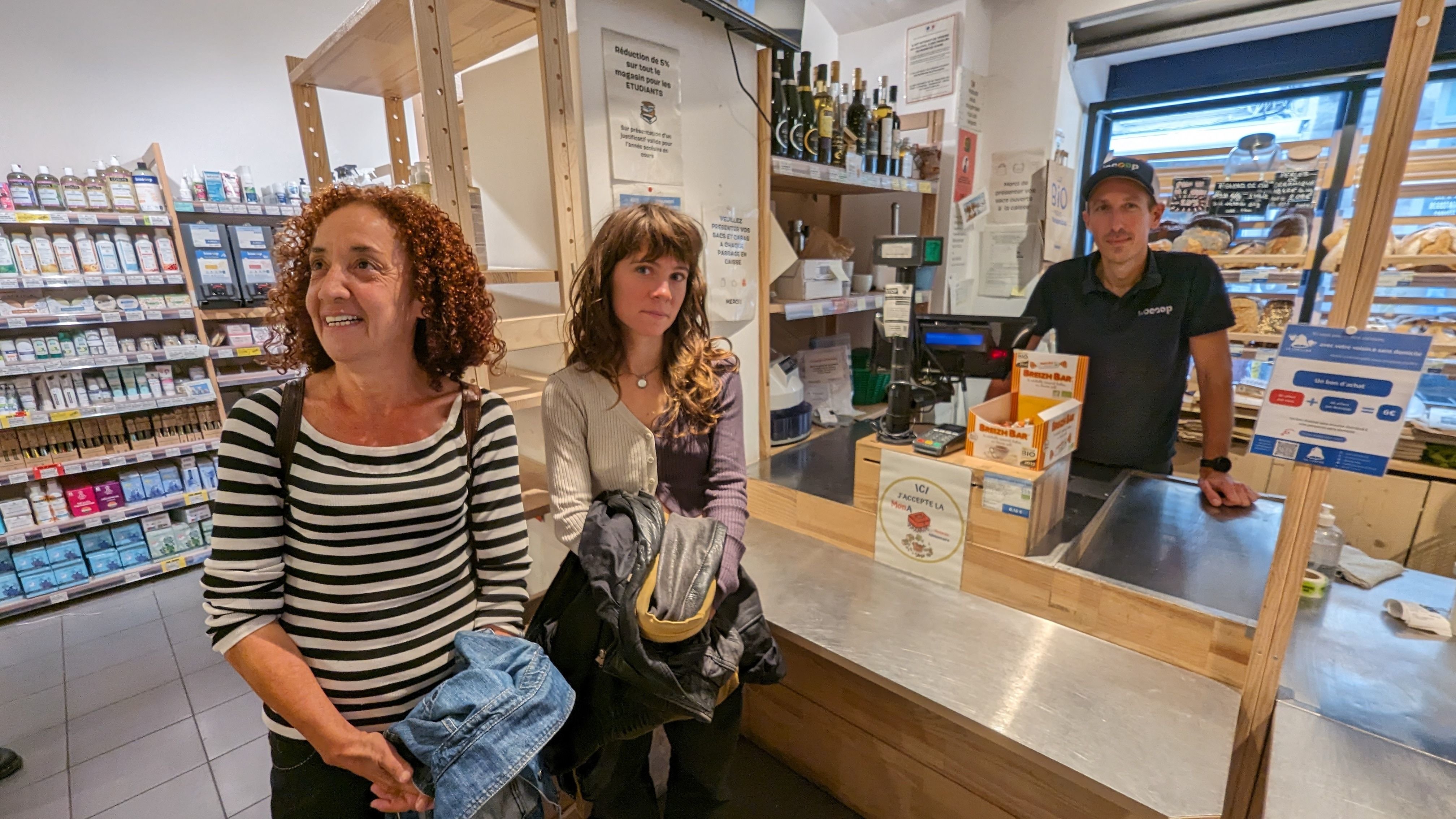 Participantes à la caisse alimentaire commune de Montpellier, Malika (à gauche) et Maëlle peuvent à nouveau faire leurs courses chez Théo Cizeron, le gérant du Biocoop. LP/Nelly Barbé