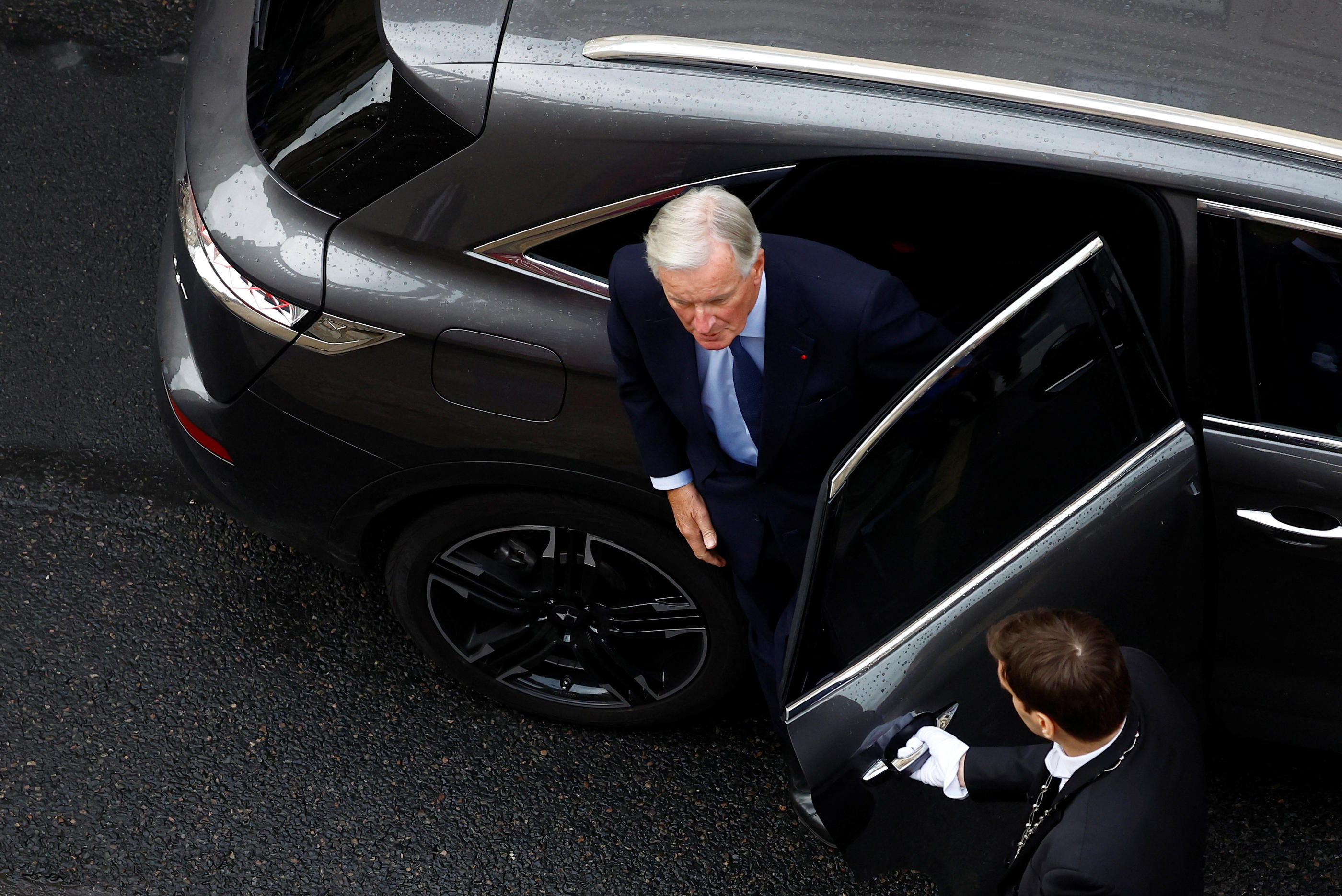 Michel Barnier (ici lors de son arrivée pour la passation de pouvoir à Matignon) aura mis deux semaines pour constituer un gouvernement. Reuters/Sarah Meyssonnier/Pool