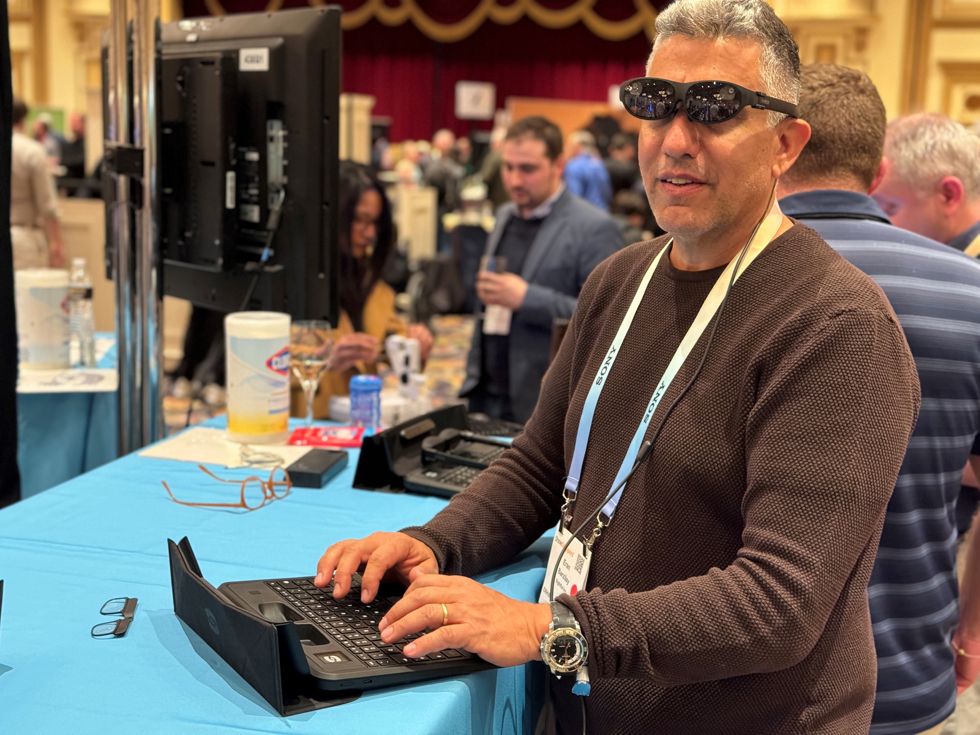 Las Vegas, le 11 janvier 2024. Le contenu de l'ordinateur virtuel Spacetop apparaît dans des lunettes connectées de la start-up israélienne Sightful. LP/Damien Licata Caruso