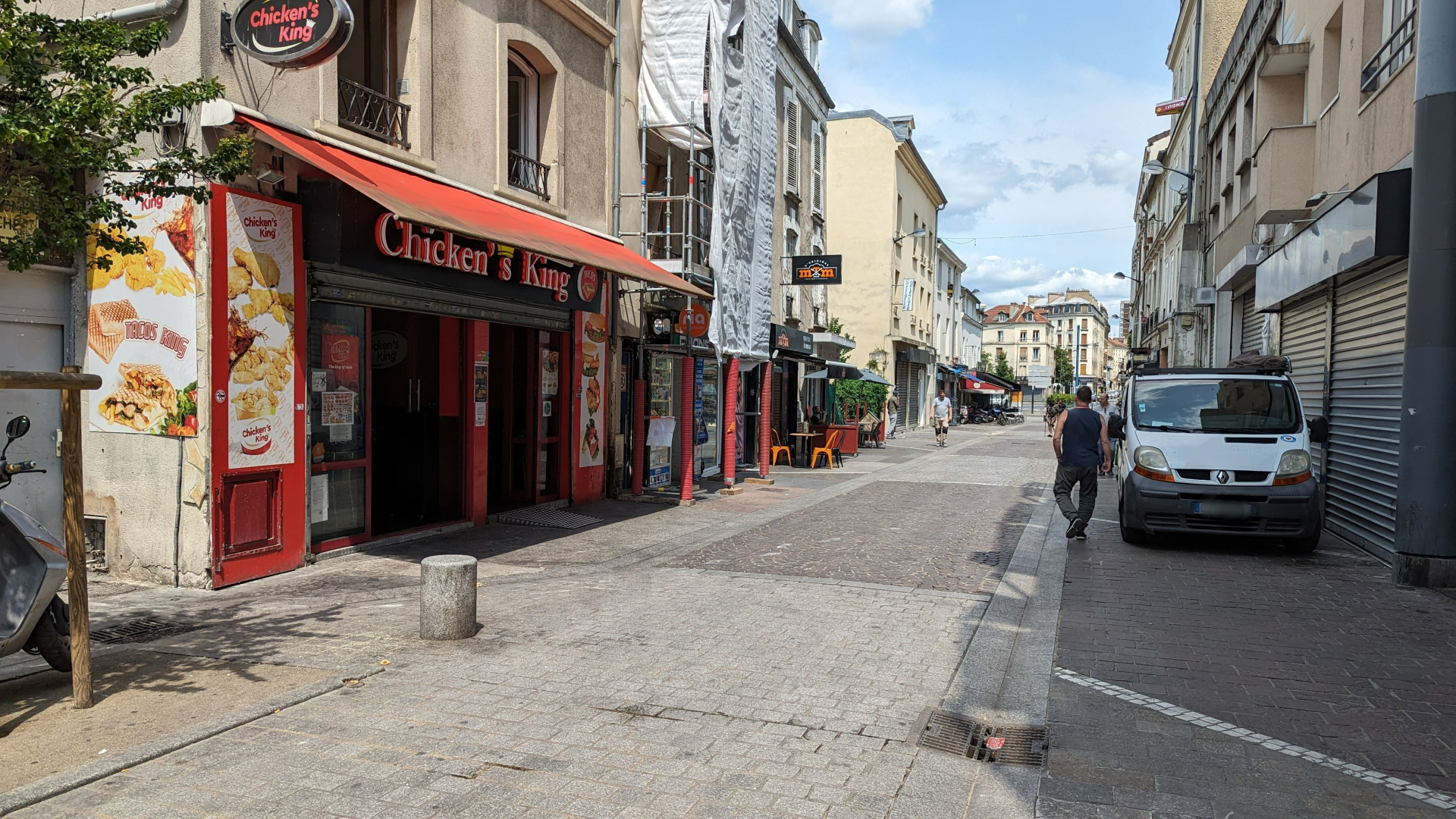 Saint-Denis (Seine-Saint-Denis), le 26 juin C'est à cet endroit, rue de la Charronnerie, que les faits se sont produits, le 20 juin. Cette artère, qui a retrouvé sa quiétude, est, comme le secteur alentour, sous le coup d'un arrêté municipal qui interdit tout attroupement sur la voie publique. LP/Pamela Eanga