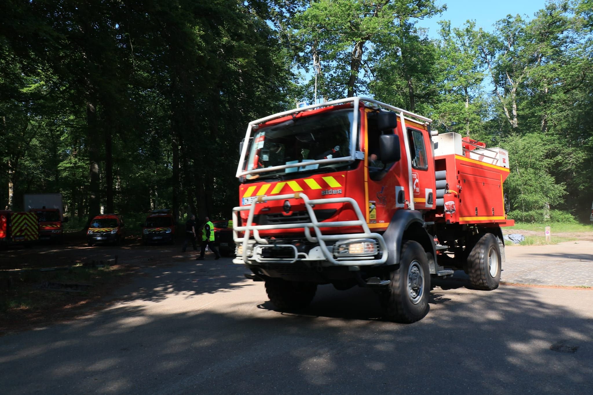 Barbizon, ce dimanche. Un important feu de forêt s'est déclaré en forêt de Fontainebleau. D'importants moyens, notamment des camions-citernes feux de forêt comme celui-ci, ont été dépêchés sur place. LP/Hugues Tailliez