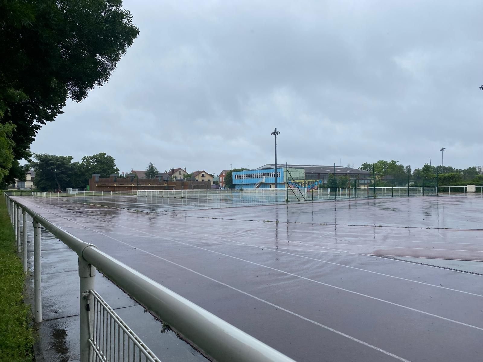 Romainville (Seine-Saint-Denis). Le stade Stalingrad est fermé depuis le 24 mai du fait de la présence de métaux lourds dans le sol du site. LP/Mathilde Debarre