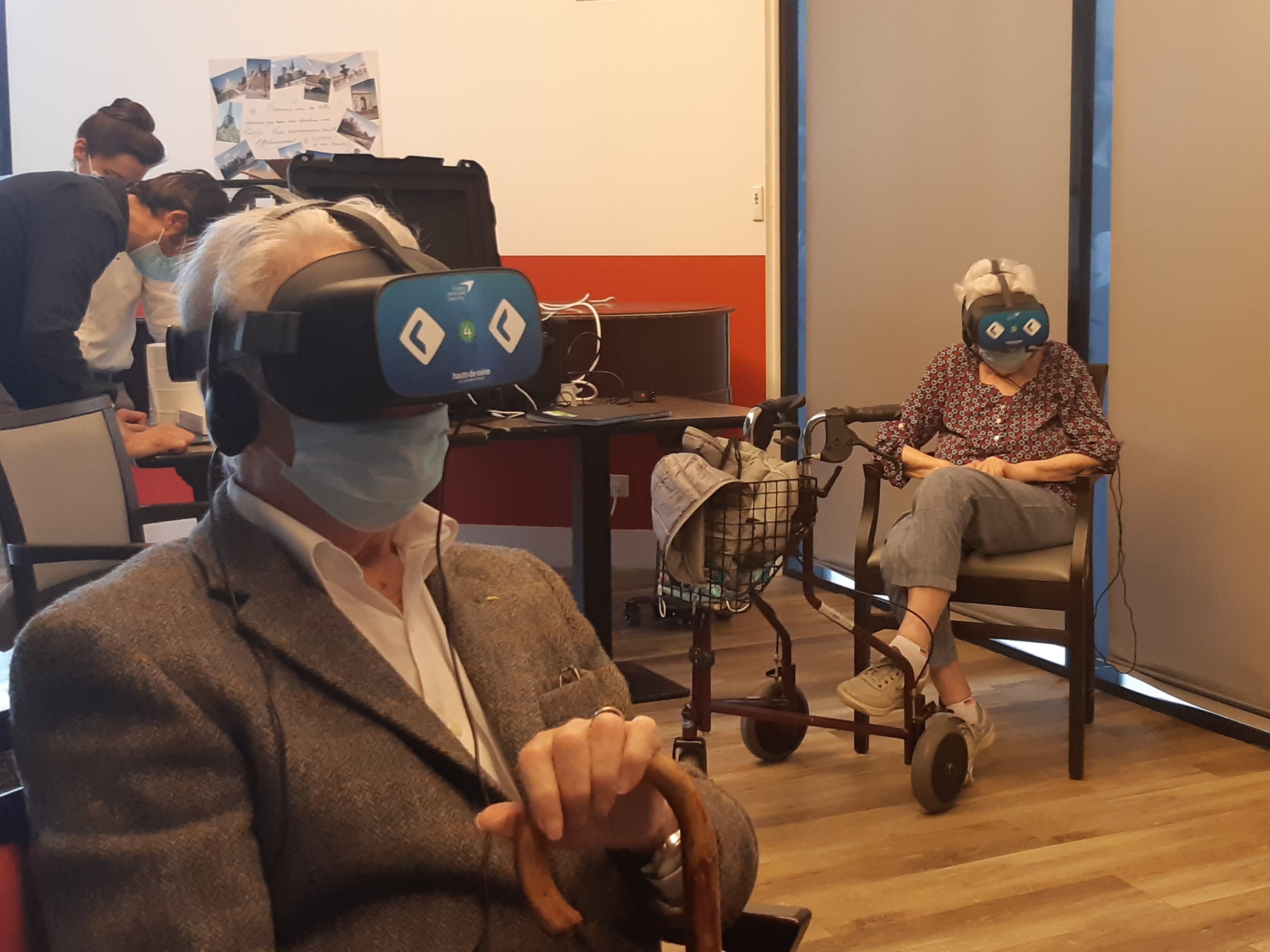 A Issy-les-Moulineaux (Hauts-de-Seine), l'Ehpad Lasserre et le département expérimentent la technologie de la réalité virtuelle pour les aînés.