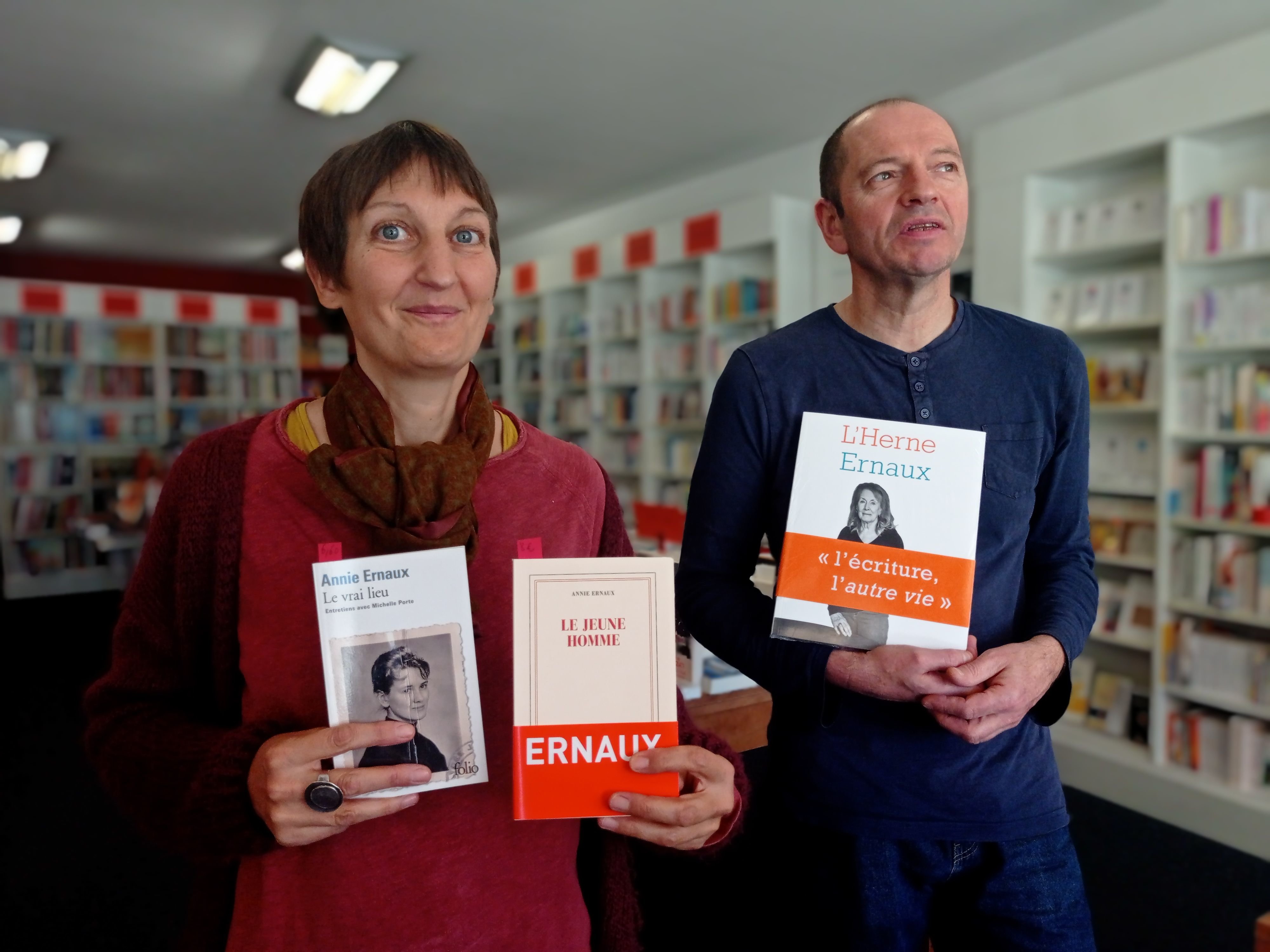 Betty Duval-Hubert et Manuel Hirbec, libraires d'Yvetot (Seine-Maritime), sont de fins connaisseurs du travail du nouveau prix Nobel de littérature, Annie Ernaux. LP/Lou Garçon