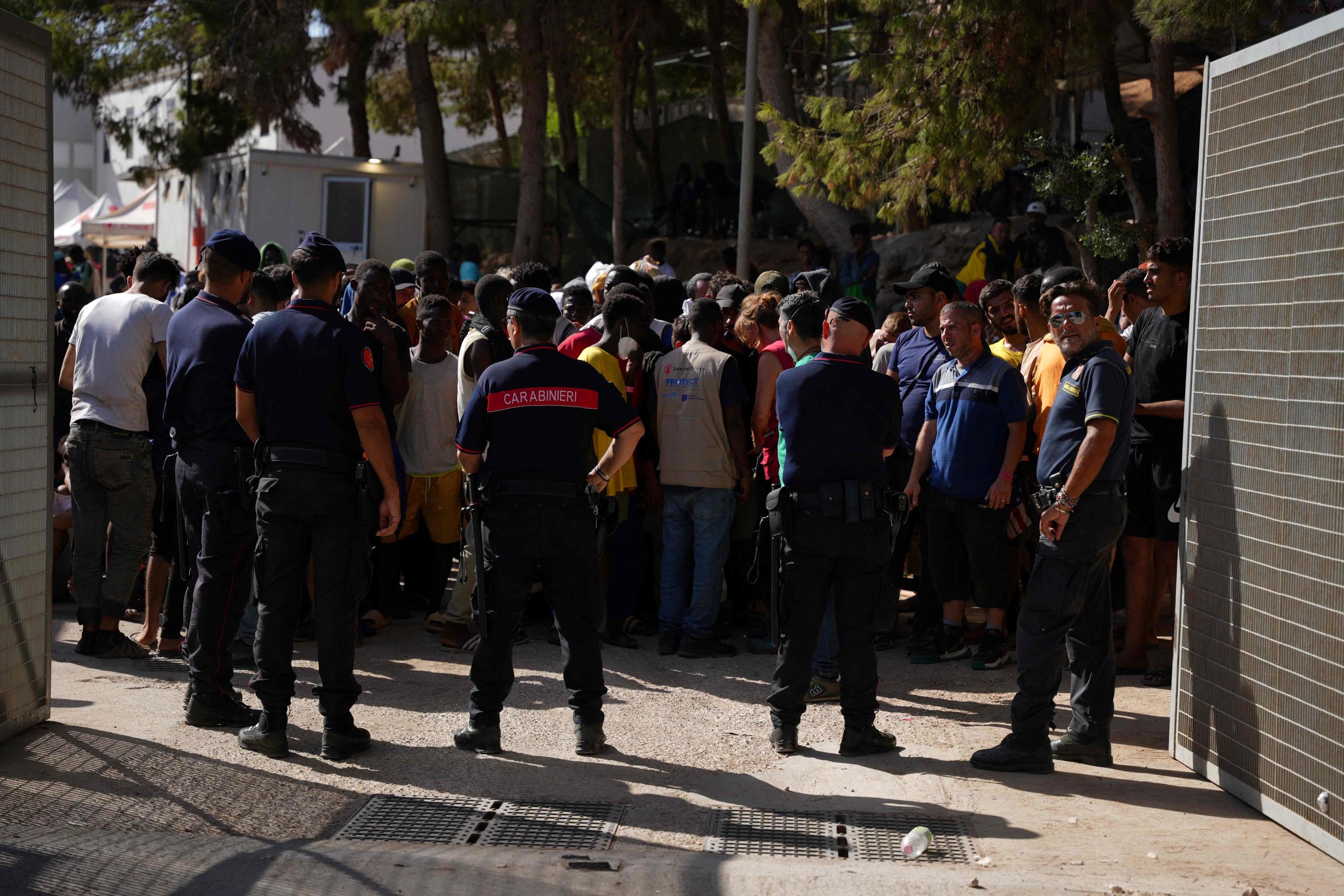 Des migrants arrivés à Lampedusa faisant la queue pour s'enregistrer sur l'île, le 17 septembre 2023. AFP/Zakaria ABDELKAFI