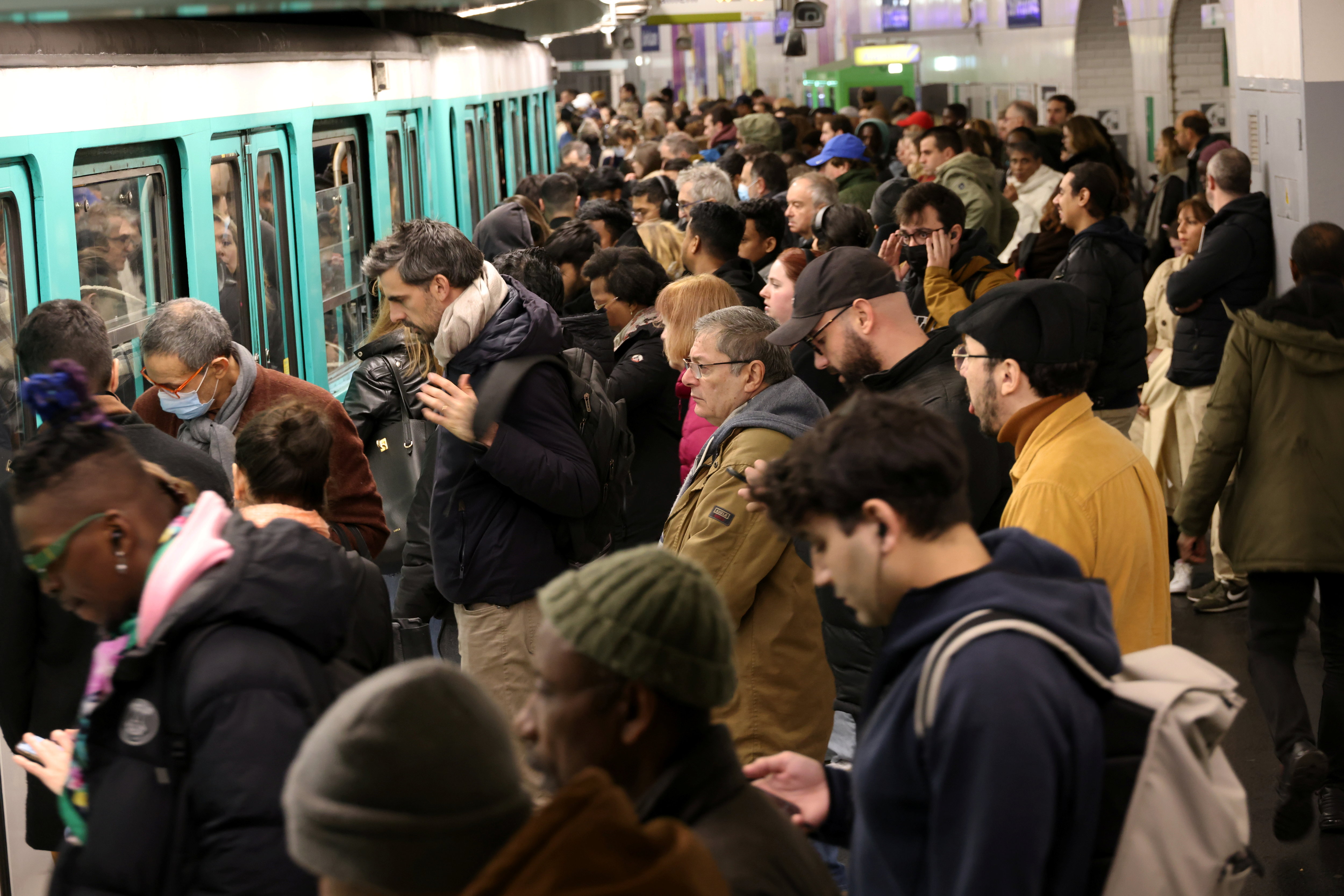 Saint-Lazare, le mardi 12 décembre. Les quais de la ligne 3, qui affiche une ponctualité de seulement 85 %, sont noirs de monde aux heures de pointe. LP/Delphine Goldsztejn