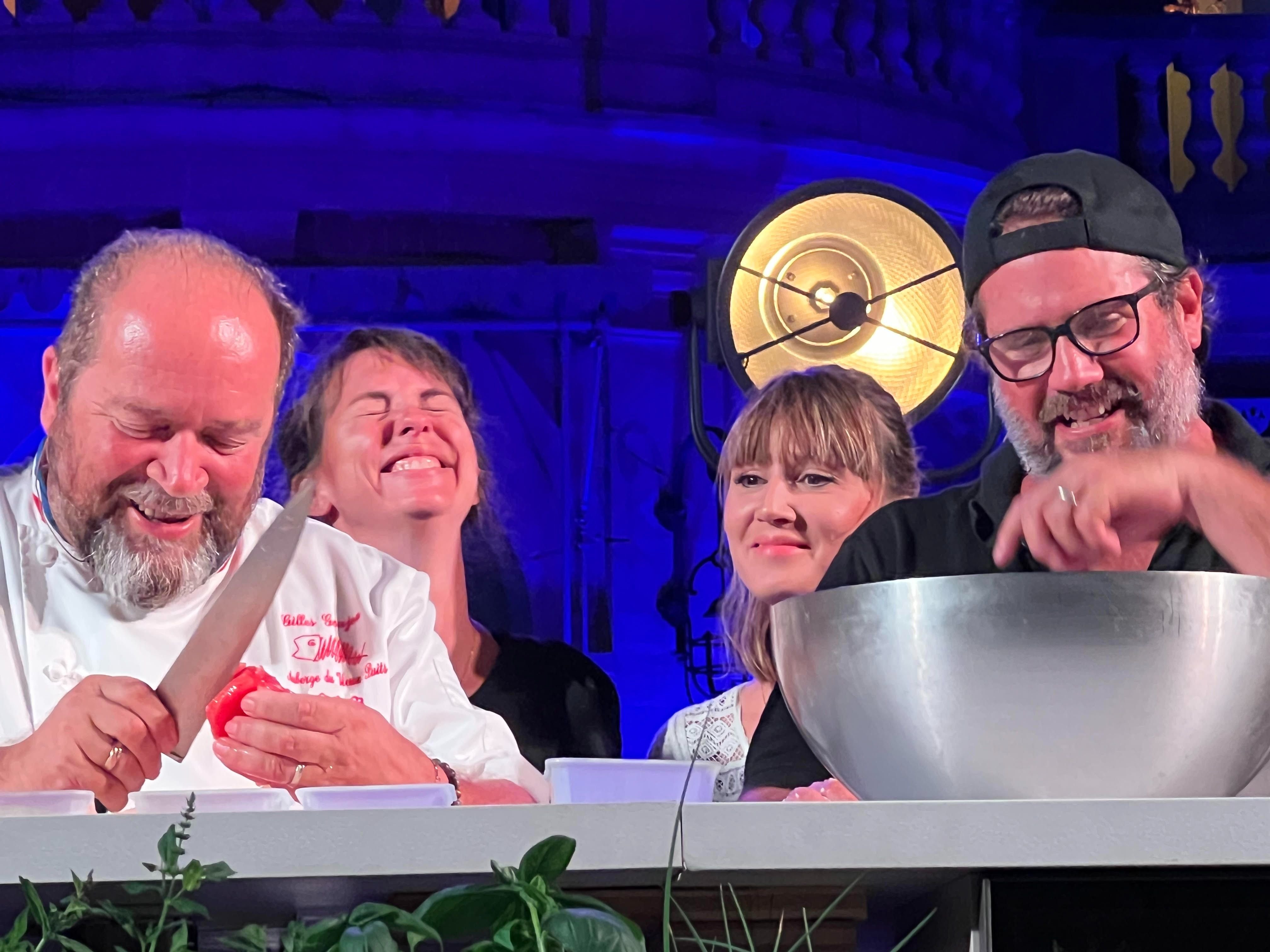 Moment culte de l'édition 2023 de Pelliculive : le chef trois étoiles Gilles Goujon et l'humoriste Jason Chicandier inventent en direct la cuisine hybride, où mijotent l'humour et la dérision. Le chef sera de retour ce 5 septembre pour l'édition 2024. LP/Christian Goutorbe