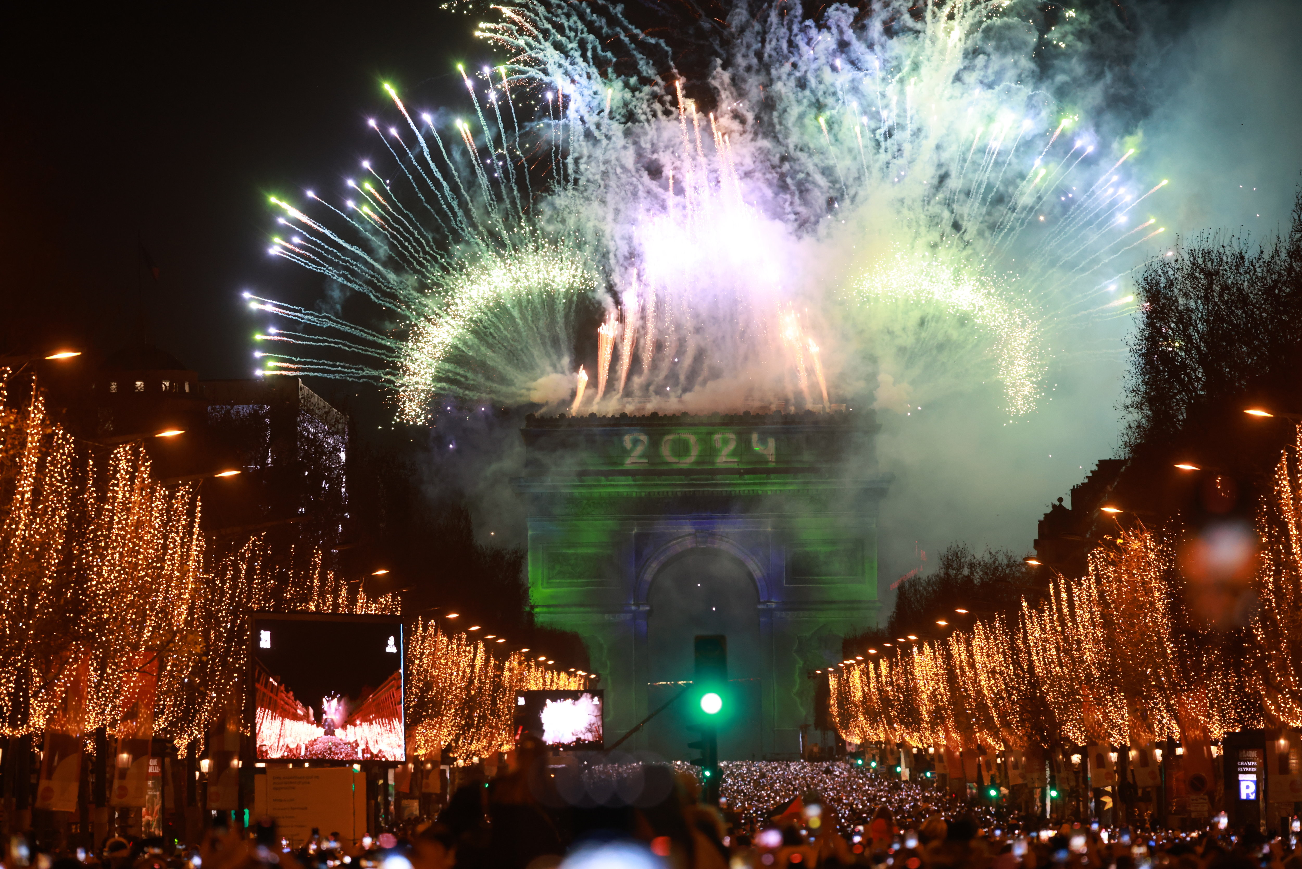 La fièvre du Nouvel An s'est emparée des Champs-Élysées, noyés