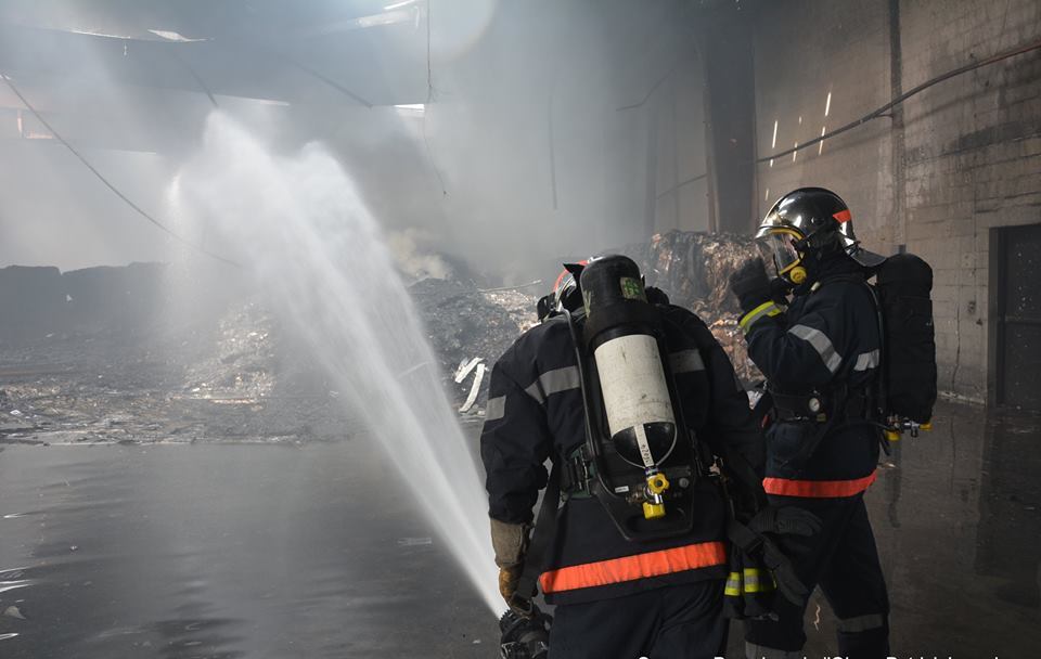 <b>Pont-Sainte-Maxence, dimanche.</b> Les sapeurs-pompiers sont toujours présents sur le site Paprec après l’incendie d’un entrepôt vendredi soir. 