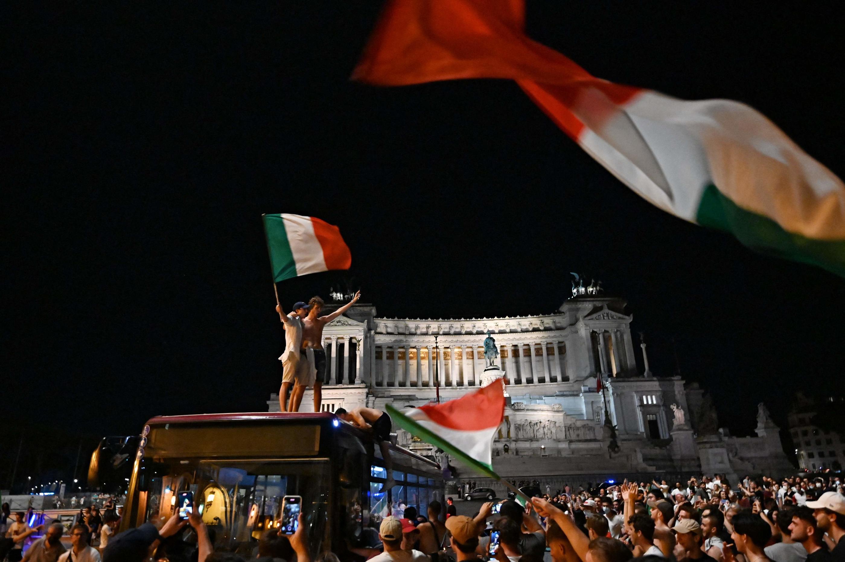 Les Italiens, ici sur Piazza Venezia à Rome, sont descendus dans les rues après la qualification de leur sélection nationale. AFP/Andreas Solaro