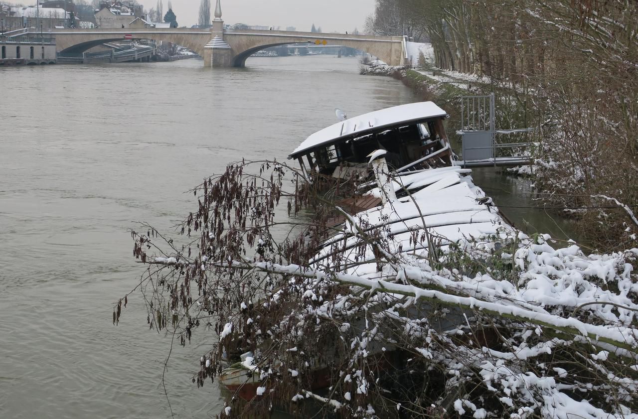 <b></b> Margny-lès-Compiegne. Cinq mois après l’incendie de la péniche « Sans-souci », le bateau naufragé est toujours sur les rives de l’Oise.