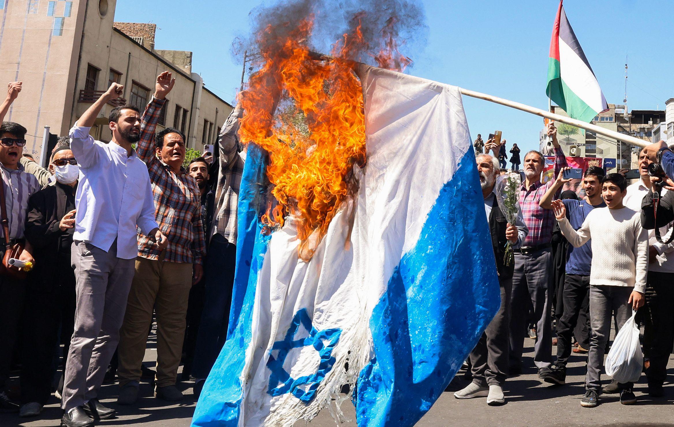 Téhéran (Iran), le vendredi 5 avril 2024. Des manifestants iraniens brûlent un drapeau israélien lors d'un rassemblement en soutien aux Palestiniens. AFP/Atta Kenare