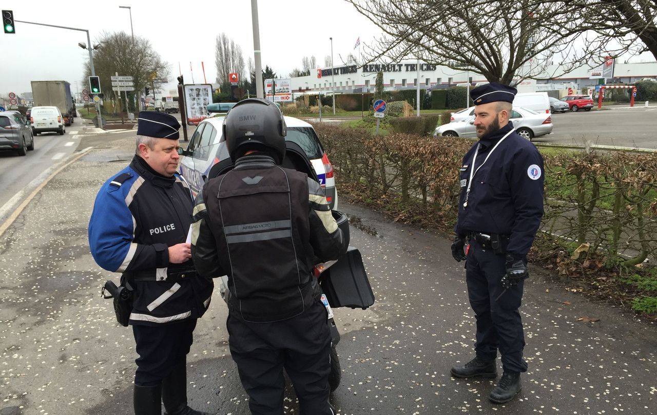 <b>Coignières, ce jeudi matin.  (</b> Le service d’ordre public et de sécurité routière a mené une action de sensibilisation des motards à la circulation inter-files (CIF), en distribuant notamment des flyers. 