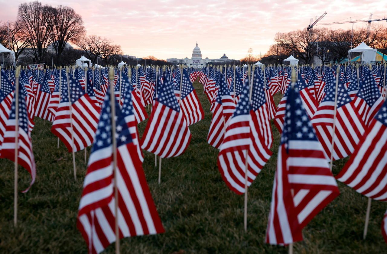 <b></b> Faute de public pour cause de pandémie de Covid-19, des milliers de drapeaux américains ont été plantés sur le National Mall.