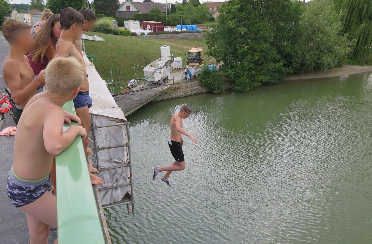 L’été, dès que la chaleur se fait ressentir, les jeunes viennent chercher des sensations fortes en sautant depuis le pont de l’Aisne, à Choisy-au-Bac, dans l'Oise. (Archives) LP/E.J.