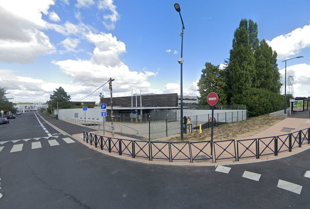 Un professeur du collège Gérard-Philipe de Villeparisis a été attaqué par deux jeunes à la sortie de l'établissement le lundi 26 février 2024 en fin d'après-midi. Google Street View